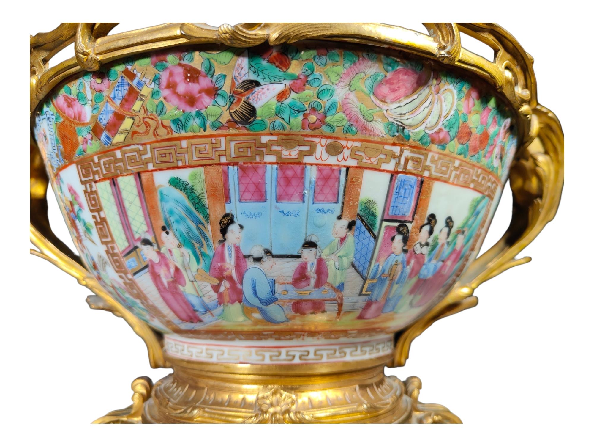 Chinois du 19ème siècle  Centre de table en porcelaine avec médaillon de rose en bronze doré en vente 3