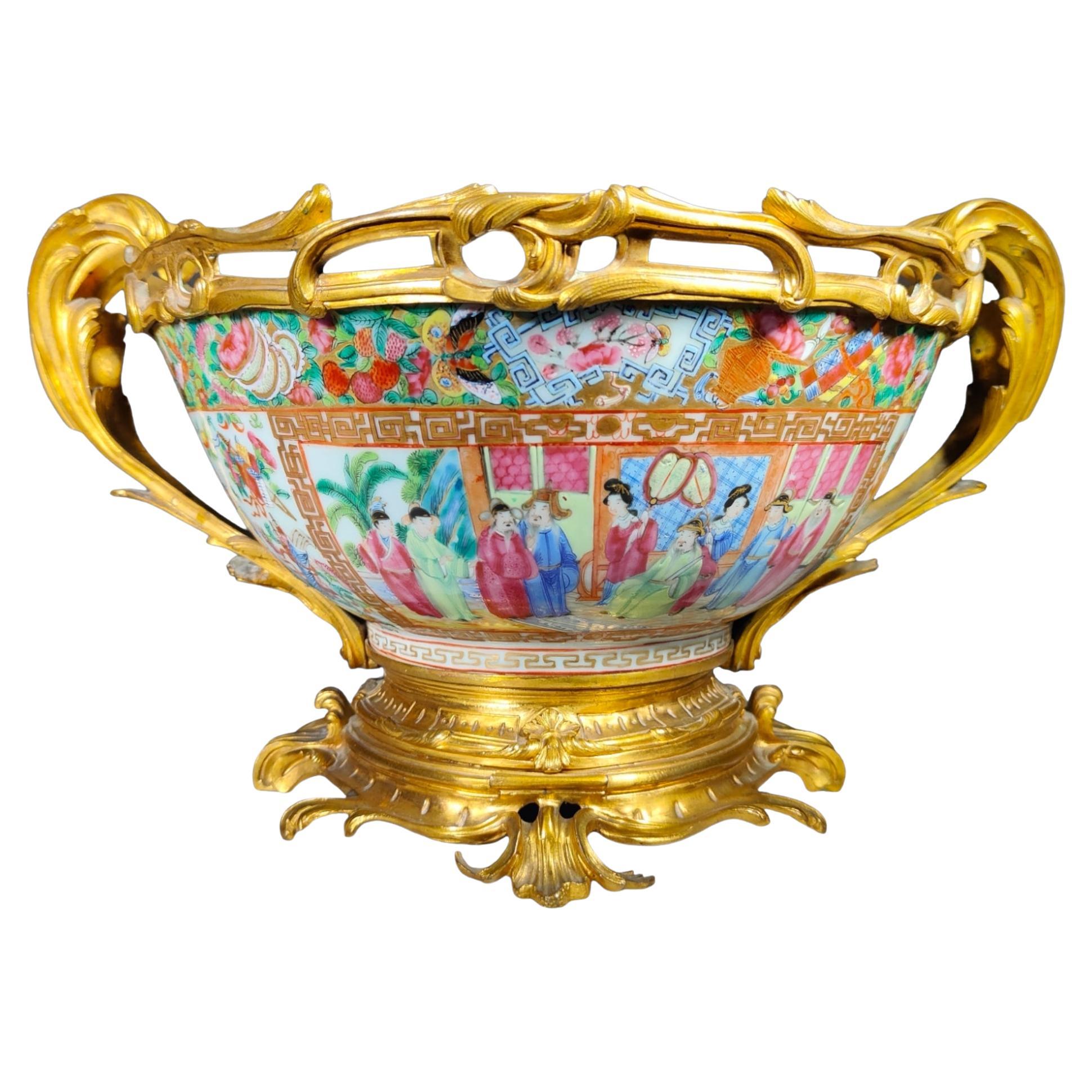Chinesisch im 19. Jahrhundert  Porzellan-Rosenmedaillon in Goldbronze-Montierter Tafelaufsatz im Angebot
