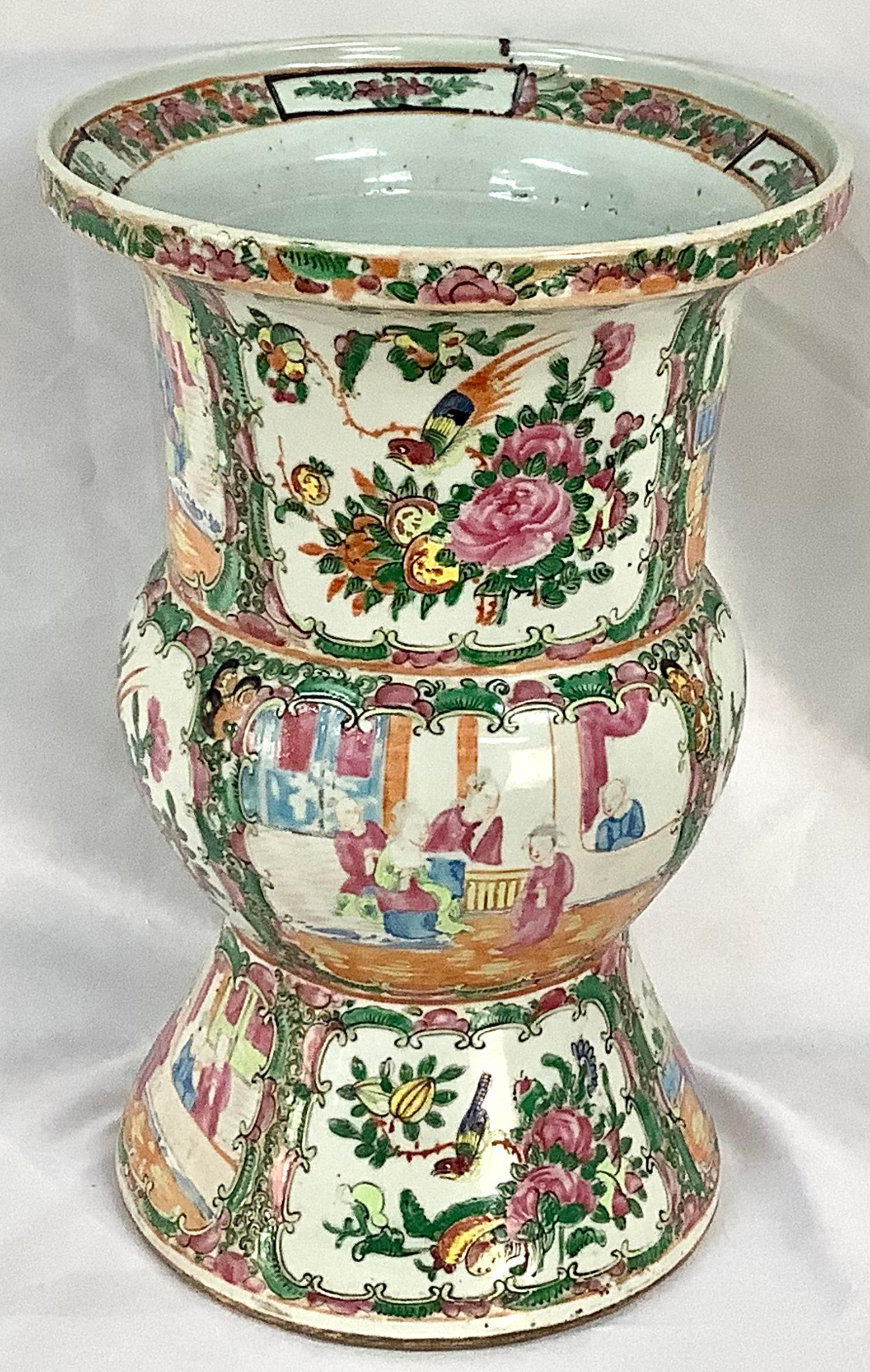 Rosenmedaillon-Vase aus chinesischem Porzellan des 19. Jahrhunderts (Chinesischer Export) im Angebot