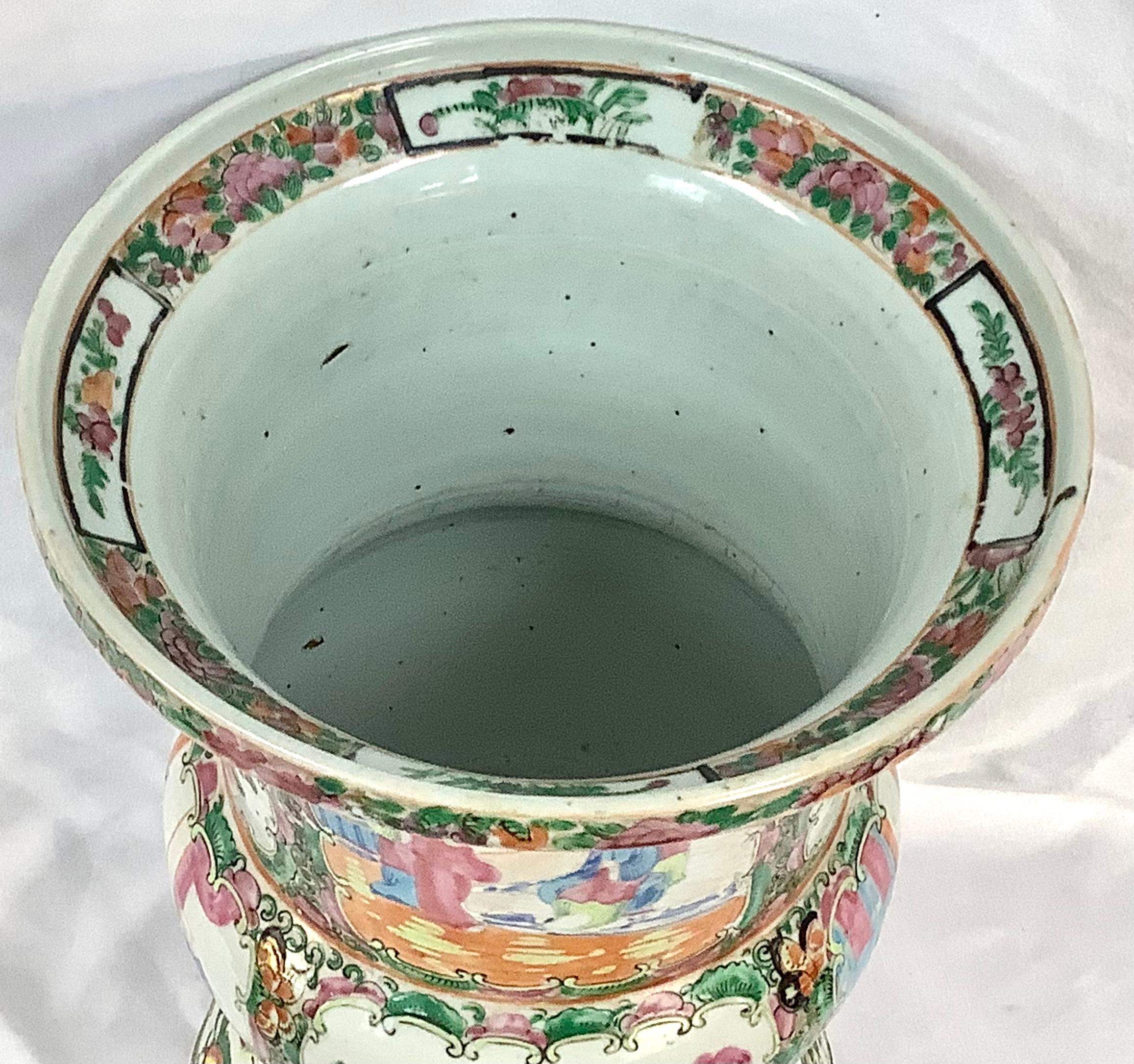 Rosenmedaillon-Vase aus chinesischem Porzellan des 19. Jahrhunderts (Chinesisch) im Angebot