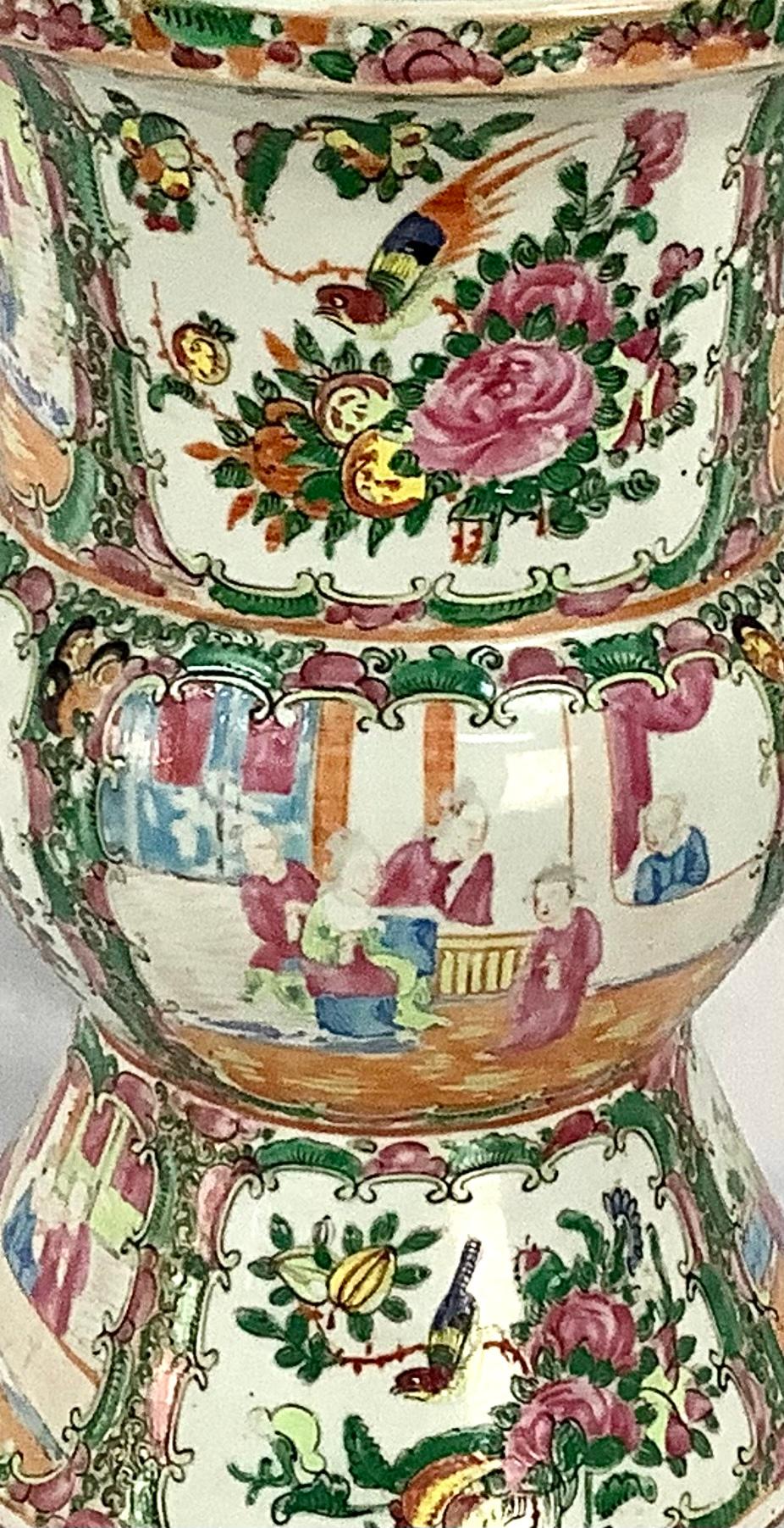 Rosenmedaillon-Vase aus chinesischem Porzellan des 19. Jahrhunderts im Zustand „Gut“ im Angebot in Bradenton, FL