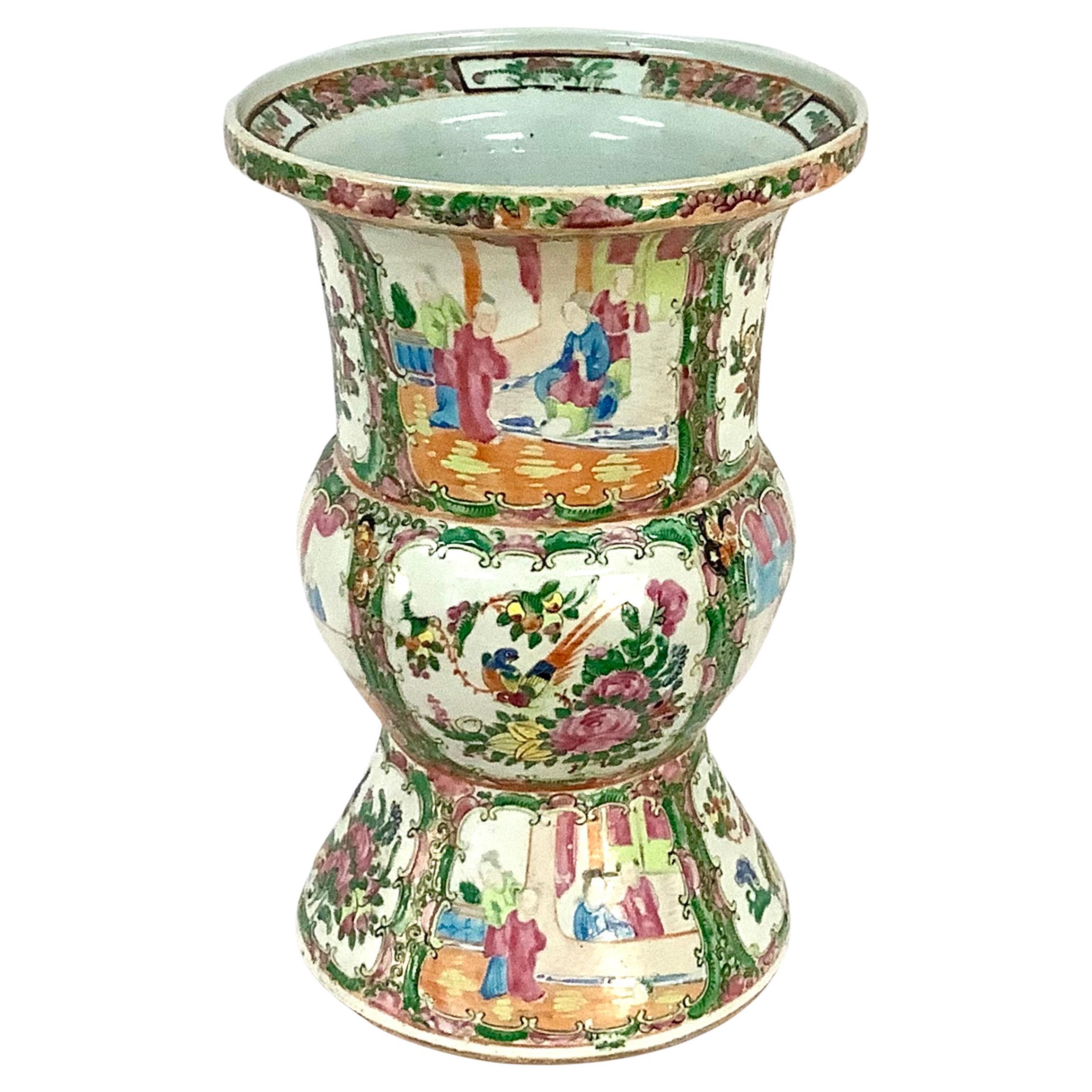 Vase à médaillon en porcelaine de Chine du 19ème siècle avec roses