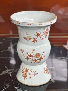Vase en porcelaine de Chine du 19ème siècle avec détails botaniques