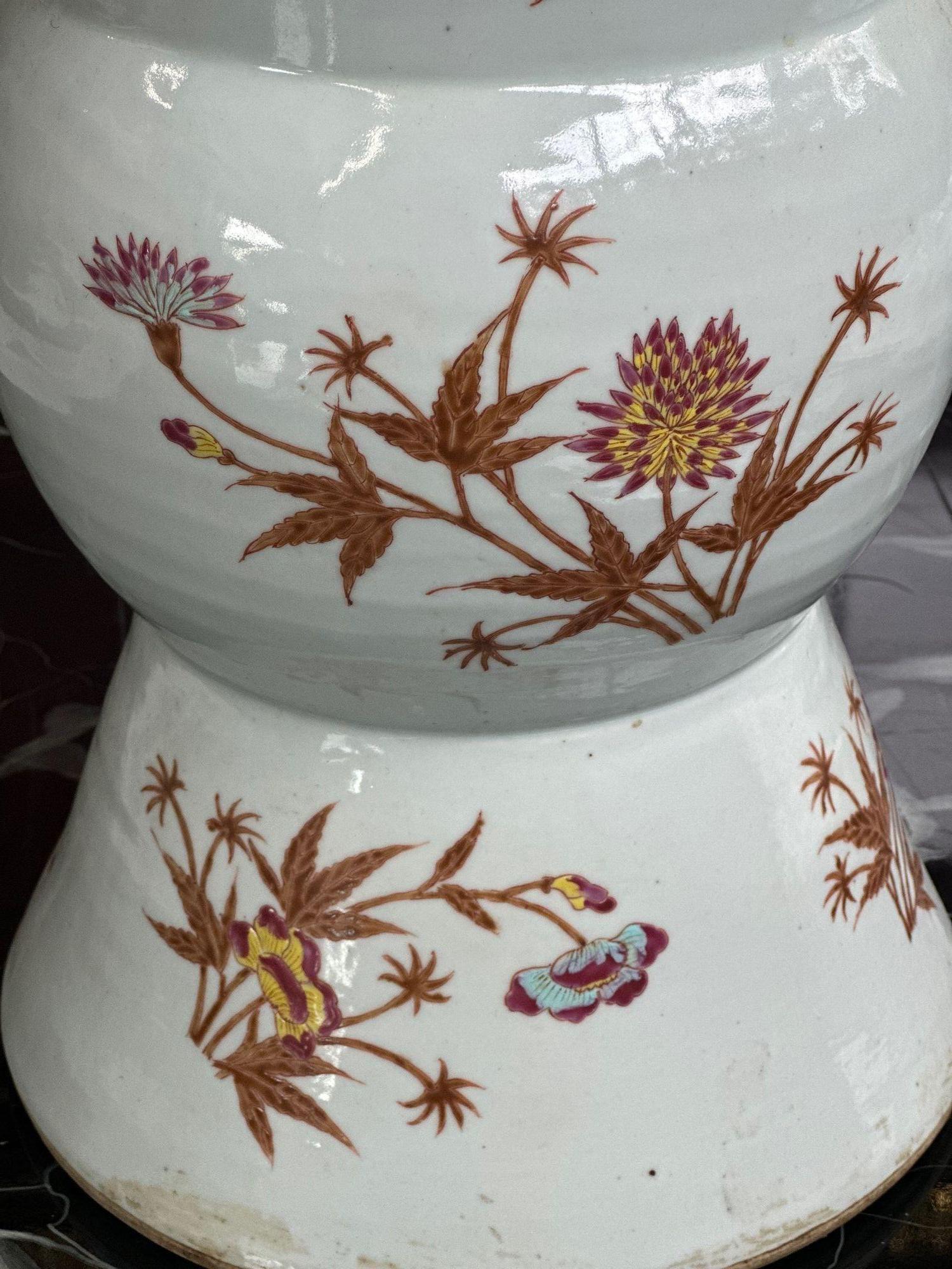 19th Century Chinese Porcelain Vase with Botanical Details For Sale 1