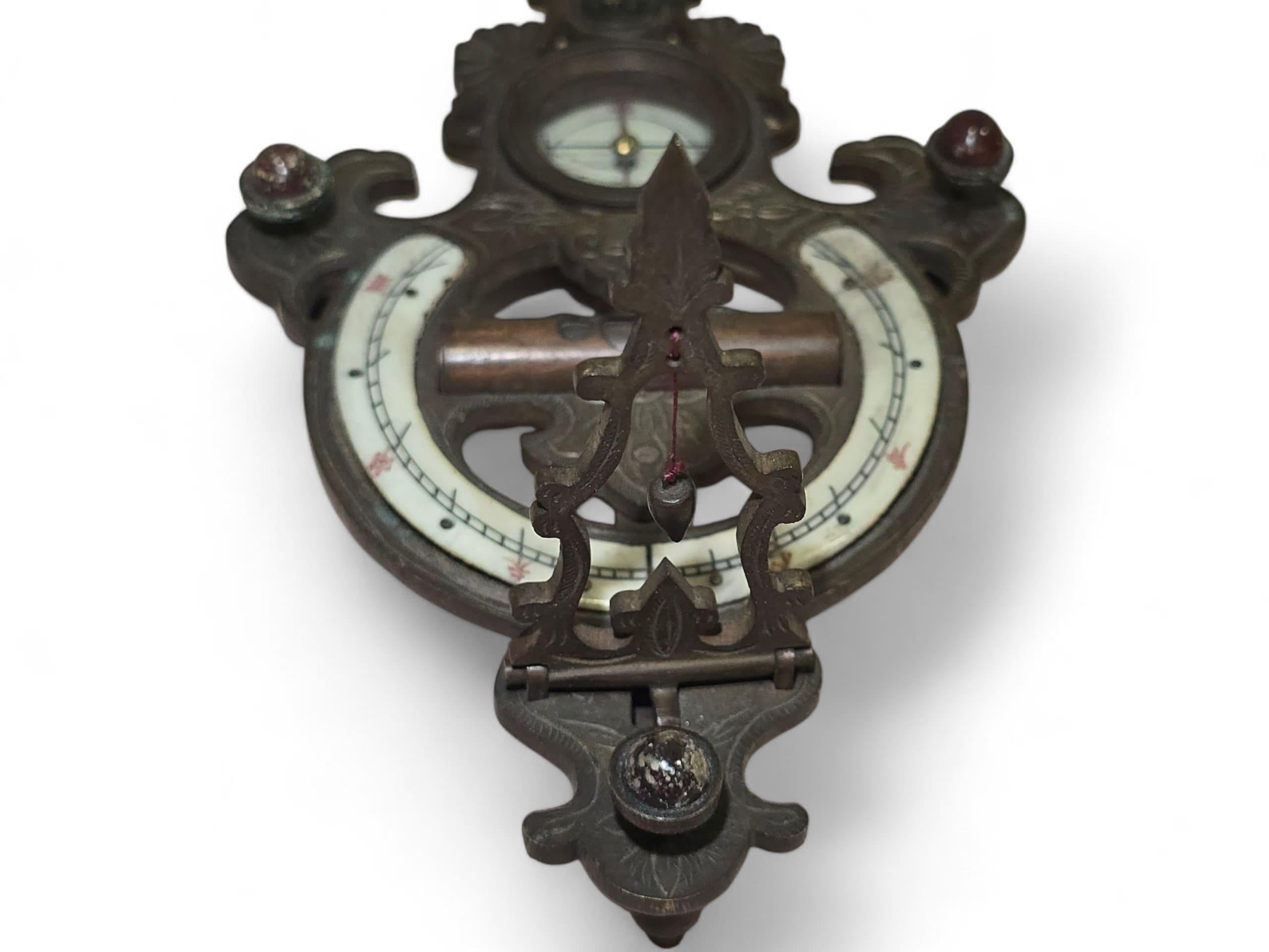 Cadran solaire portatif chinois du XIXe siècle en bronze gravé et émaillé en vente 5