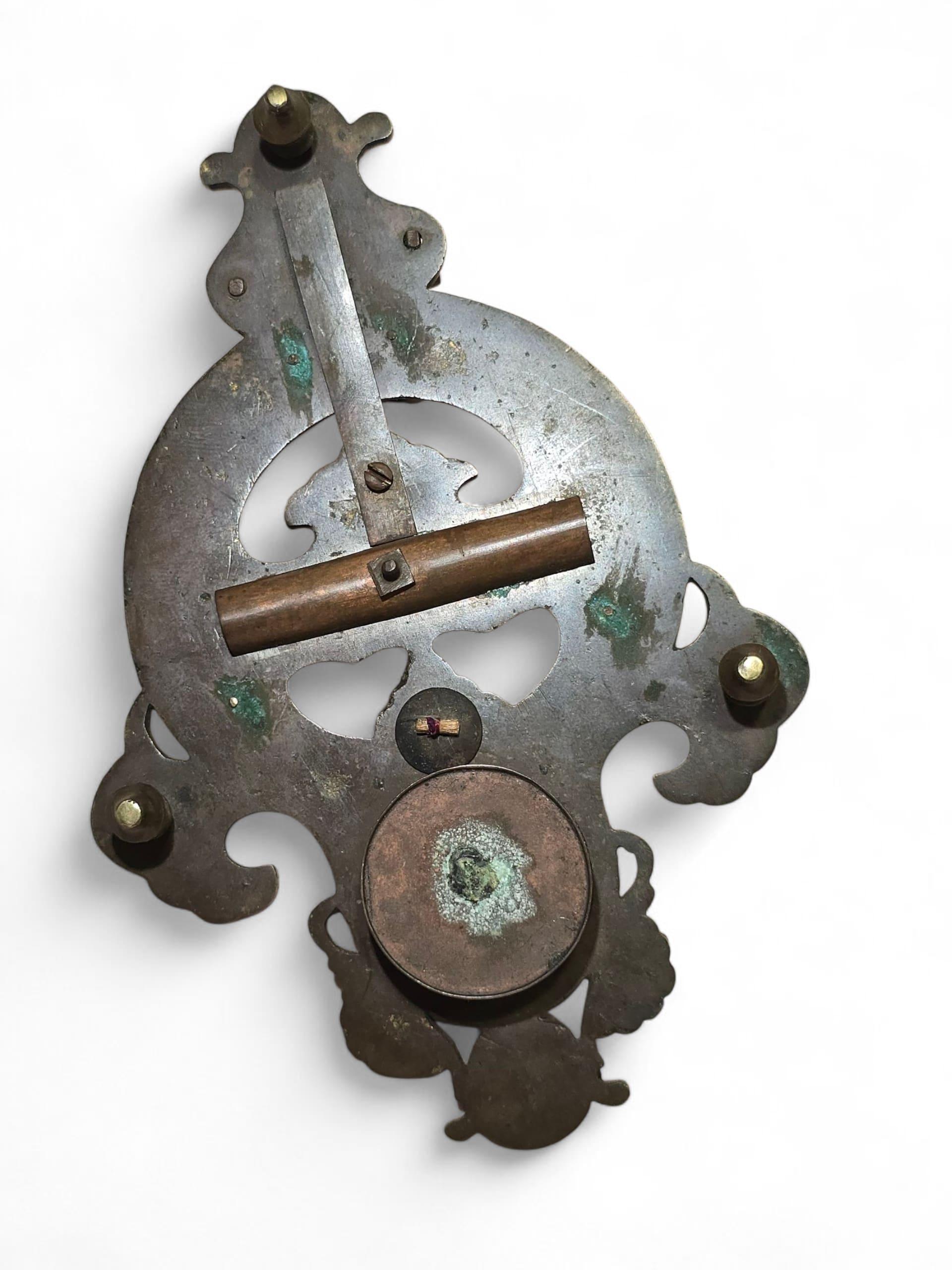 Cadran solaire portatif chinois du XIXe siècle en bronze gravé et émaillé en vente 6