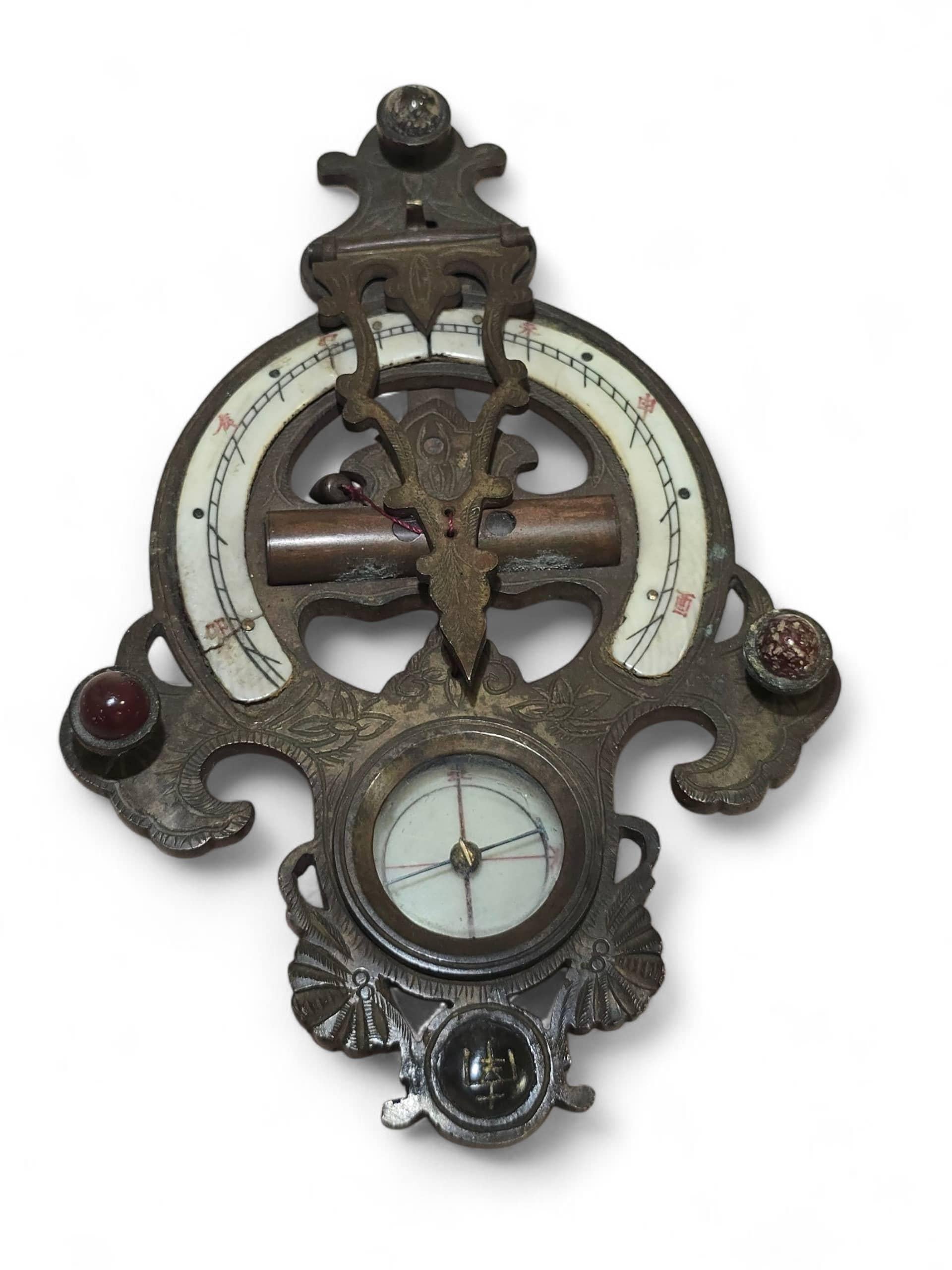 Cadran solaire portatif chinois du XIXe siècle en bronze gravé et émaillé en vente 7