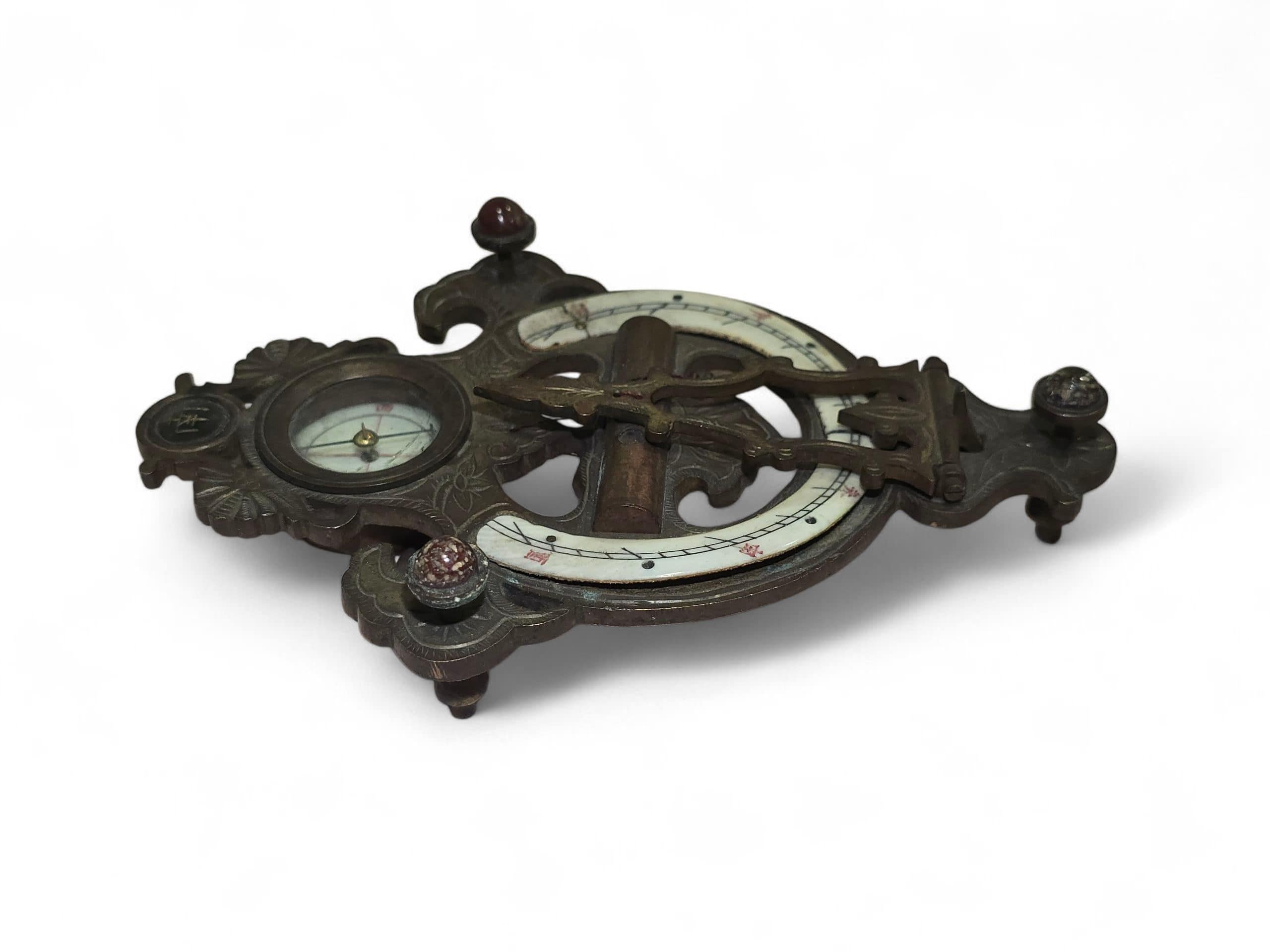 Cadran solaire portatif chinois du XIXe siècle en bronze gravé et émaillé en vente 9