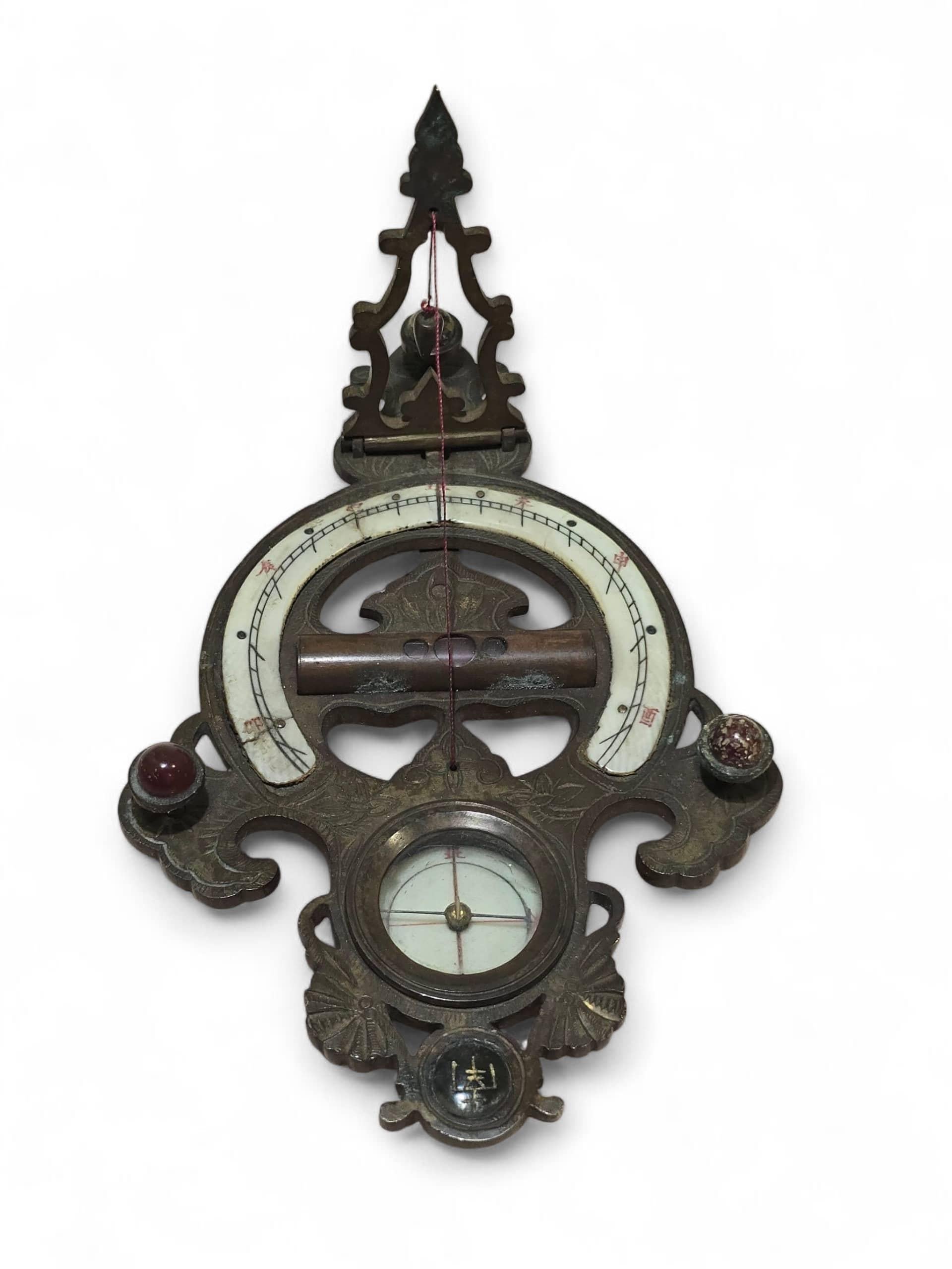 Rare cadran solaire portatif chinois du XIXe siècle, finement ouvragé en bronze gravé et émaillé.

Cet instrument aux détails précis témoigne du savoir-faire et de l'art scientifique de la Chine de la dynastie Qing, où fonctionnalité et
