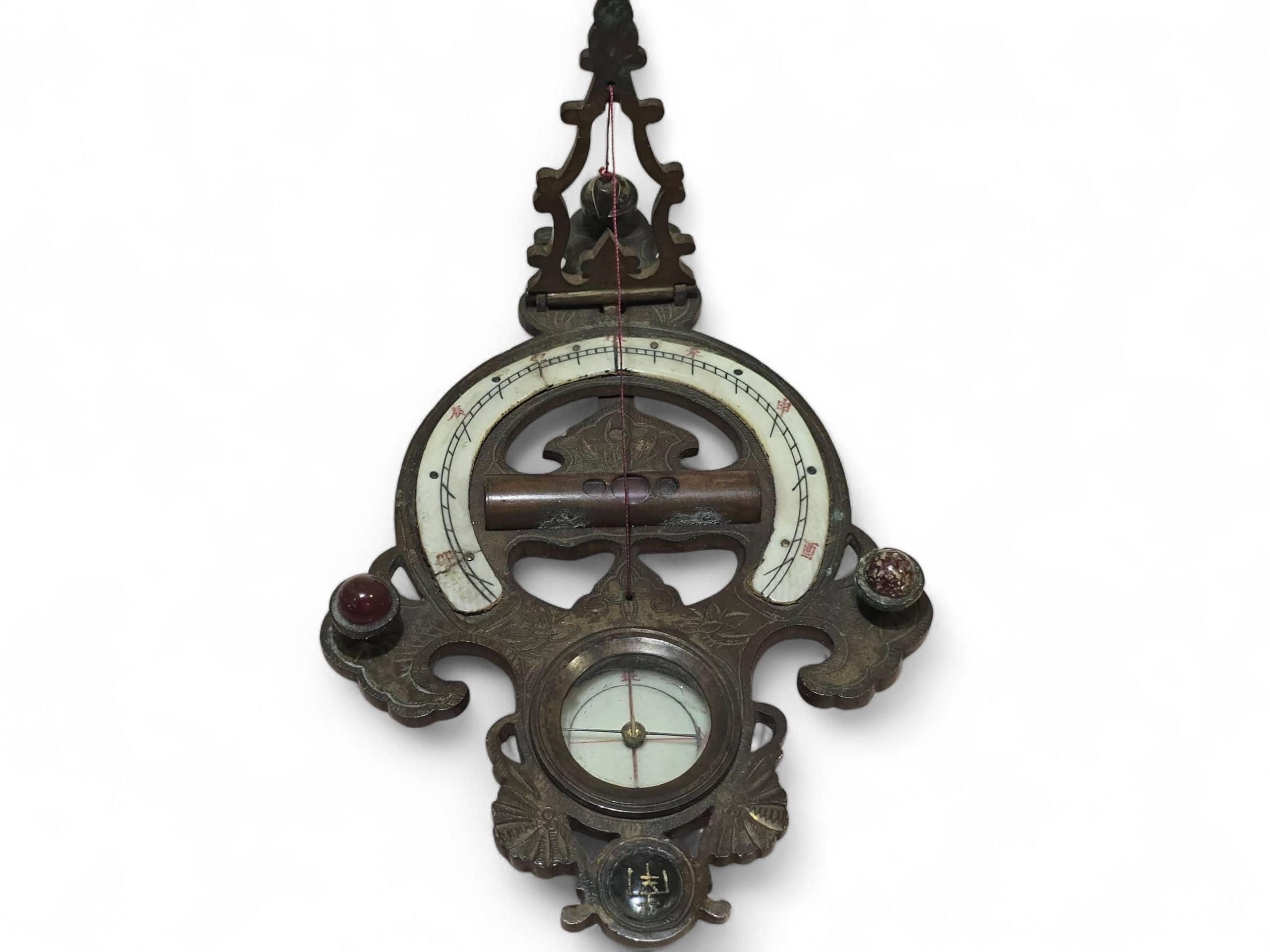 Cadran solaire portatif chinois du XIXe siècle en bronze gravé et émaillé Bon état - En vente à Madrid, ES