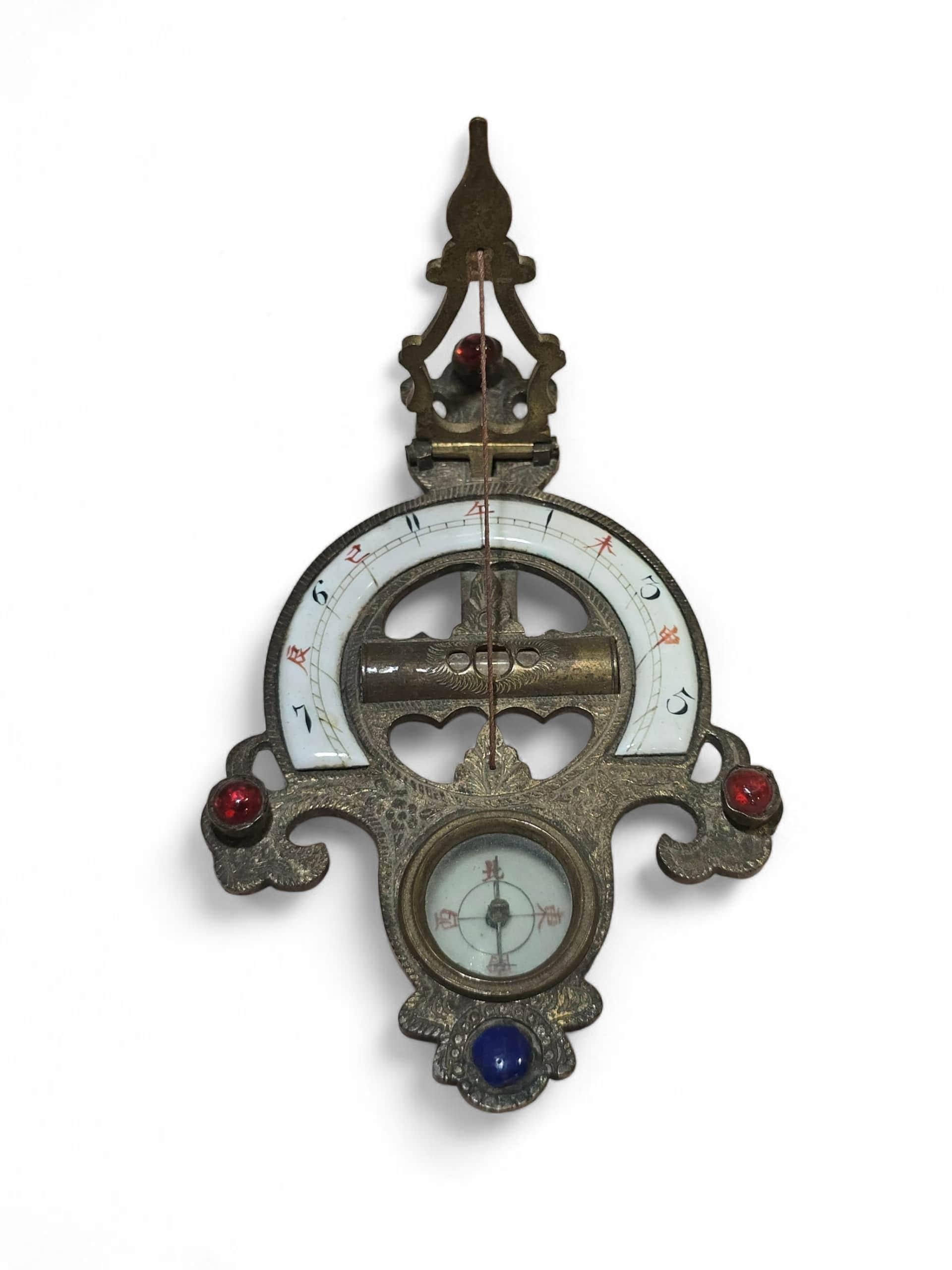 Cadran solaire portatif chinois du XIXe siècle en bronze gravé et émaillé Bon état - En vente à Madrid, ES