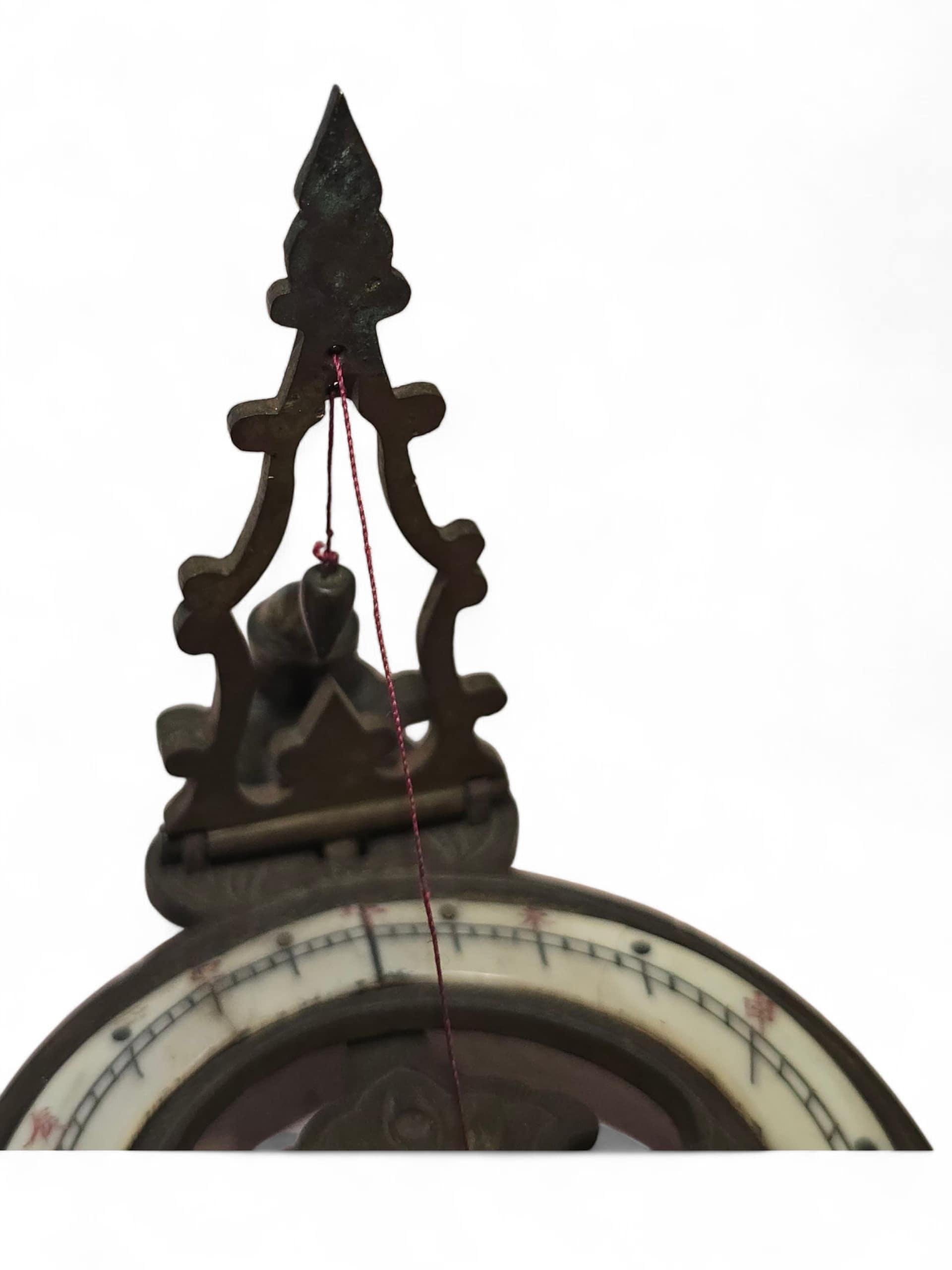 Fin du XIXe siècle Cadran solaire portatif chinois du XIXe siècle en bronze gravé et émaillé en vente