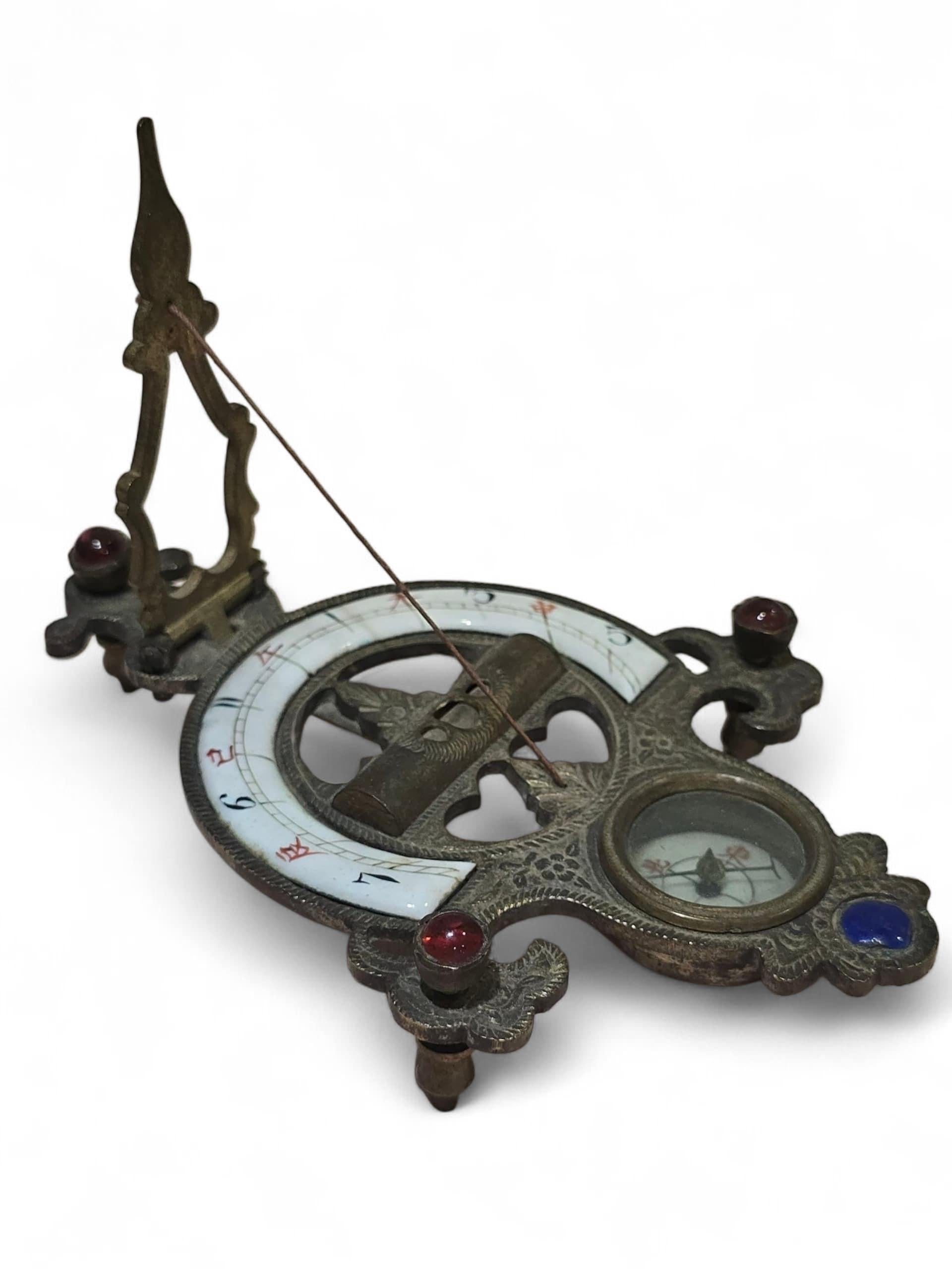 Fin du XIXe siècle Cadran solaire portatif chinois du XIXe siècle en bronze gravé et émaillé en vente