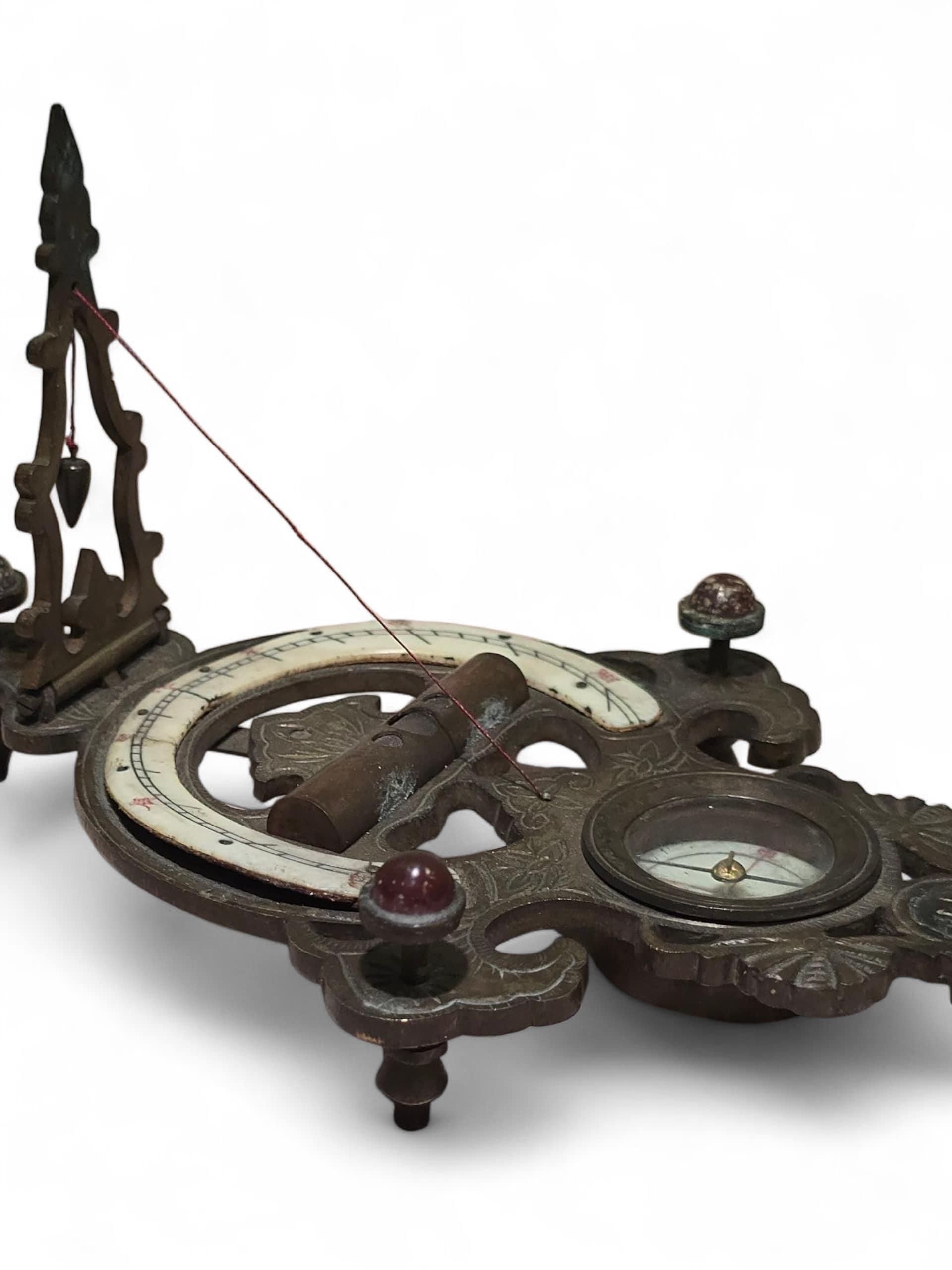 Laiton Cadran solaire portatif chinois du XIXe siècle en bronze gravé et émaillé en vente