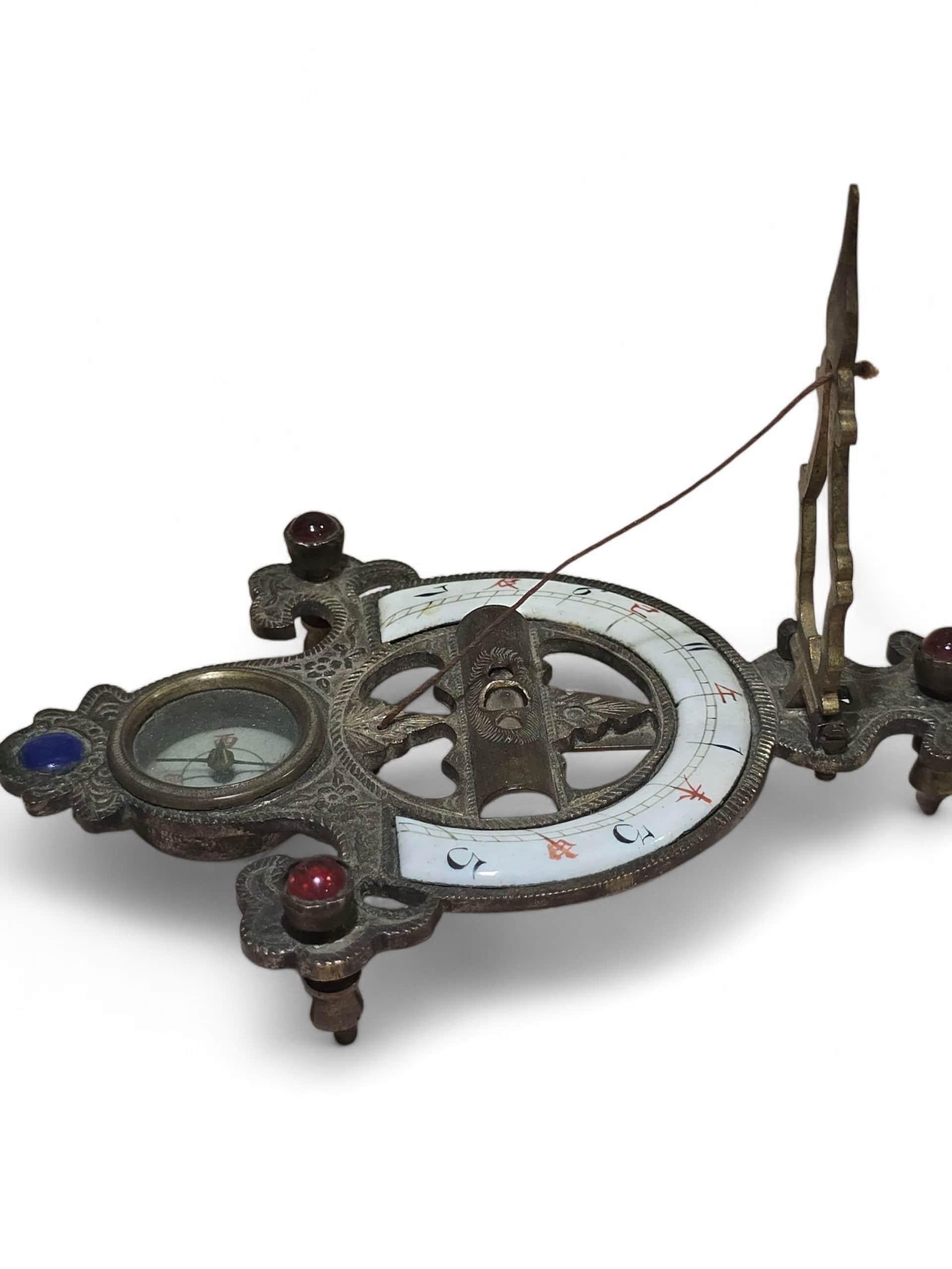 Laiton Cadran solaire portatif chinois du XIXe siècle en bronze gravé et émaillé en vente