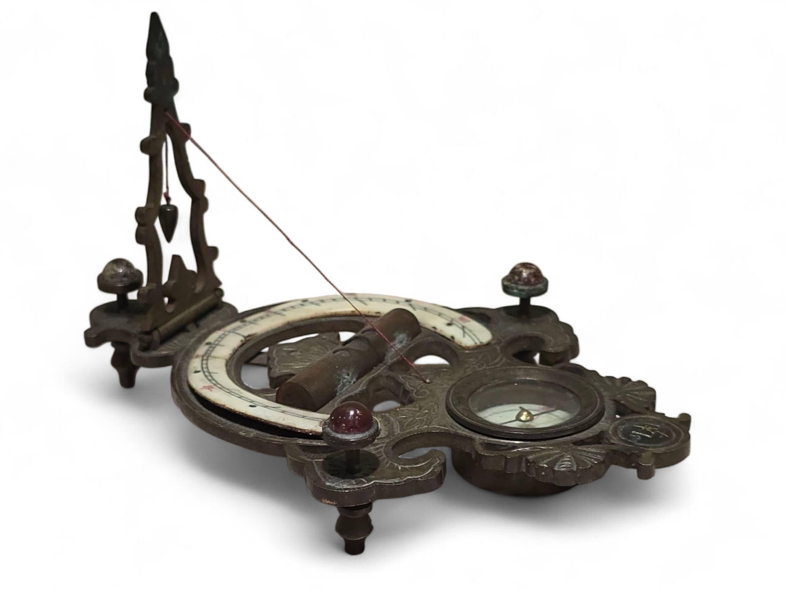 Cadran solaire portatif chinois du XIXe siècle en bronze gravé et émaillé en vente 1