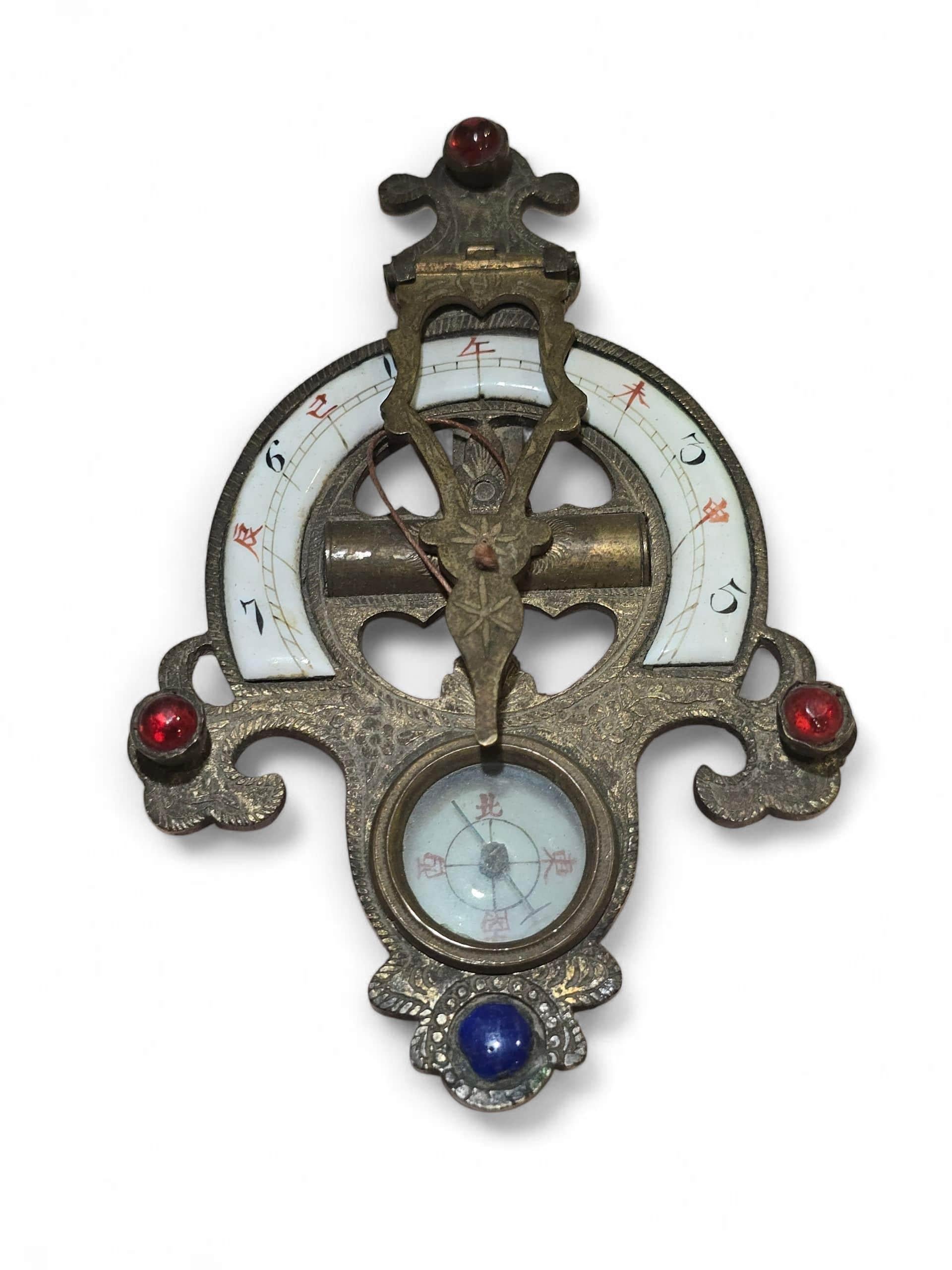 Cadran solaire portatif chinois du XIXe siècle en bronze gravé et émaillé en vente 1