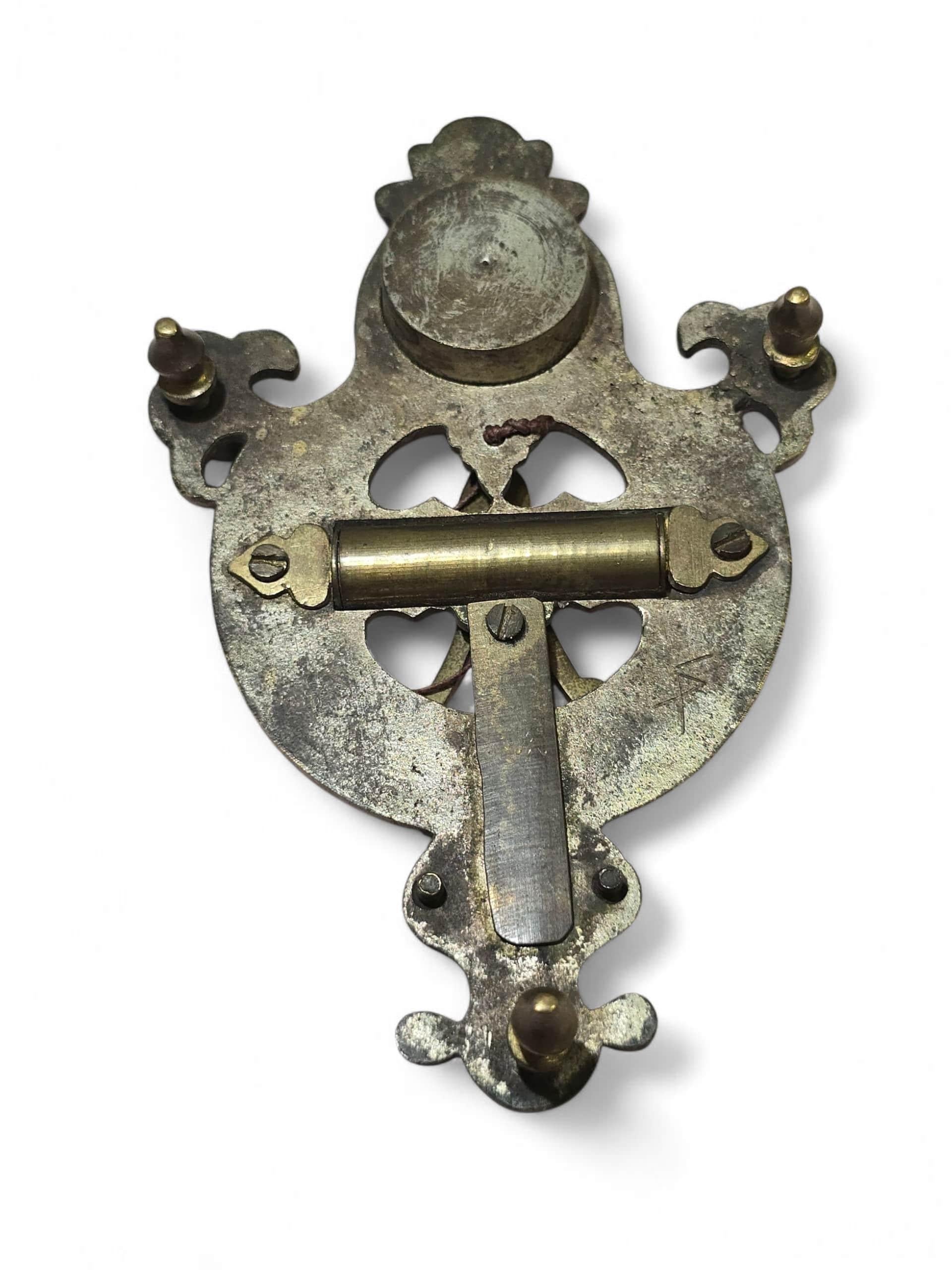 Cadran solaire portatif chinois du XIXe siècle en bronze gravé et émaillé en vente 2