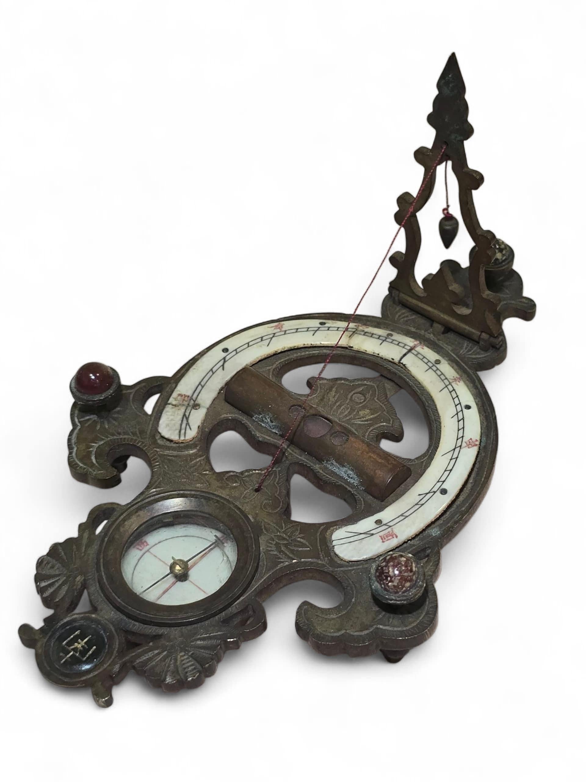 Cadran solaire portatif chinois du XIXe siècle en bronze gravé et émaillé en vente 3