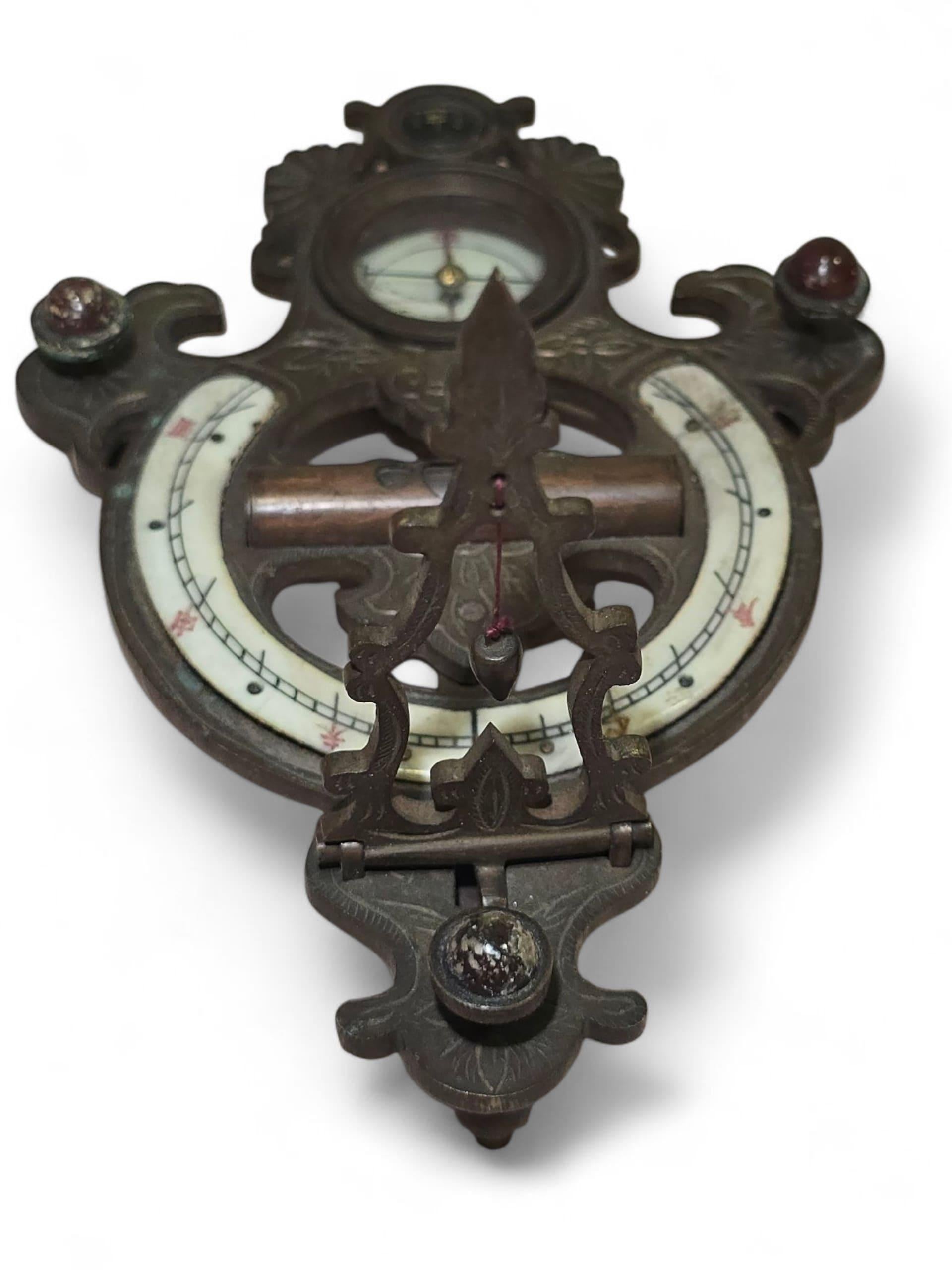 Cadran solaire portatif chinois du XIXe siècle en bronze gravé et émaillé en vente 4