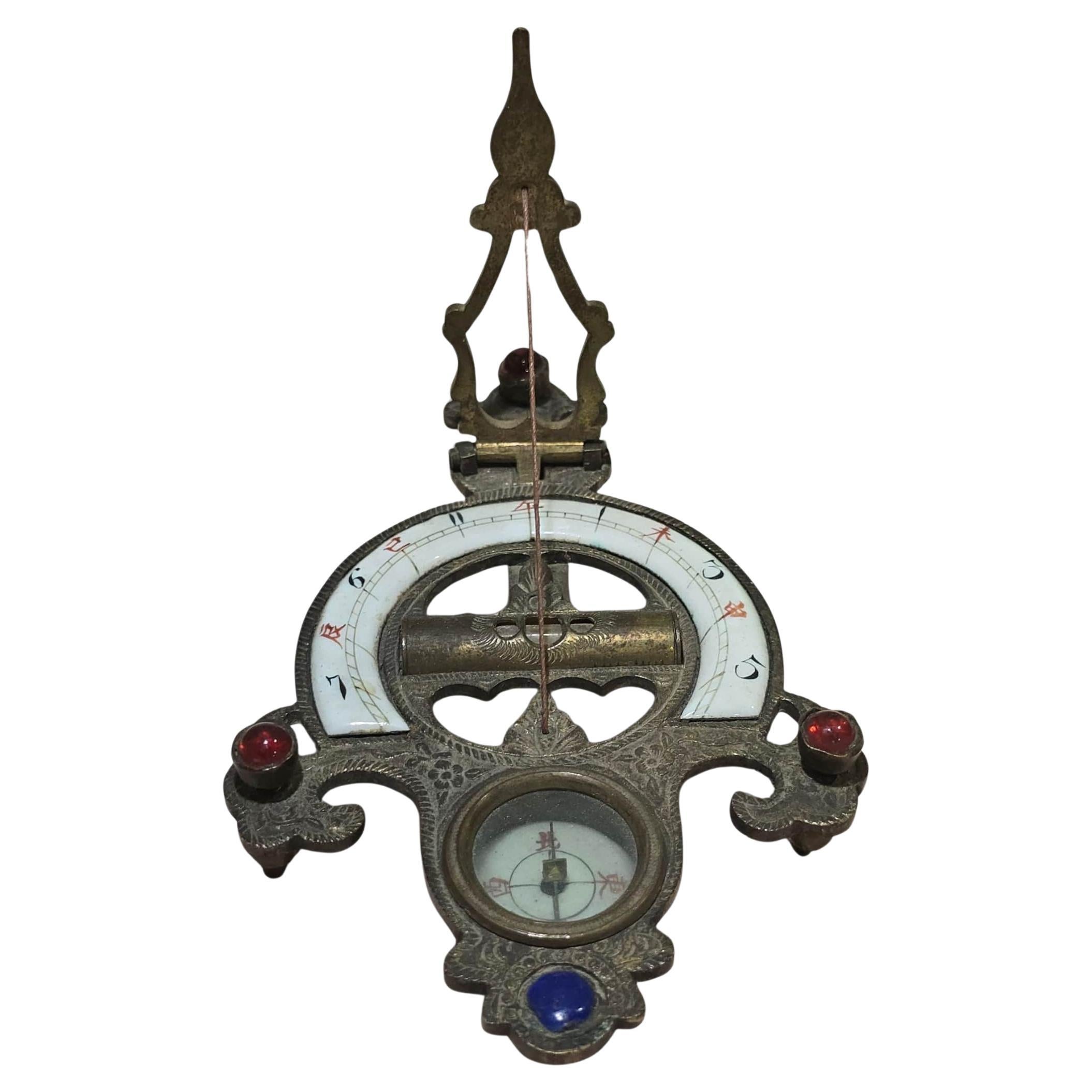 Cadran solaire portatif chinois du XIXe siècle en bronze gravé et émaillé