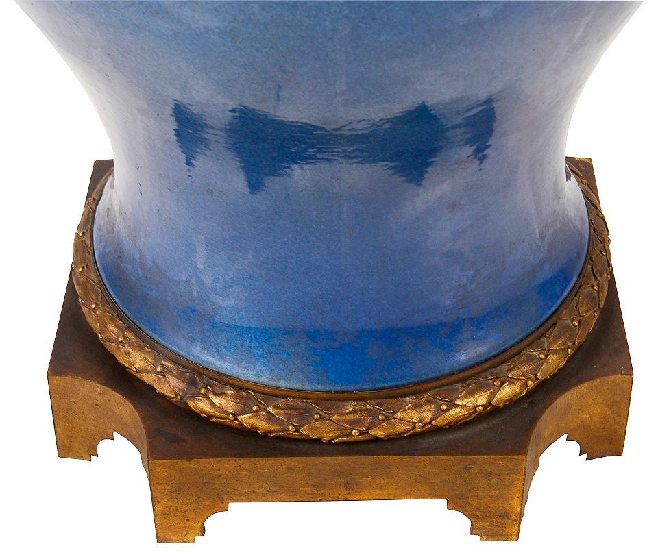 Français Vase / lampe chinoise bleu poudre du XIXe siècle en vente