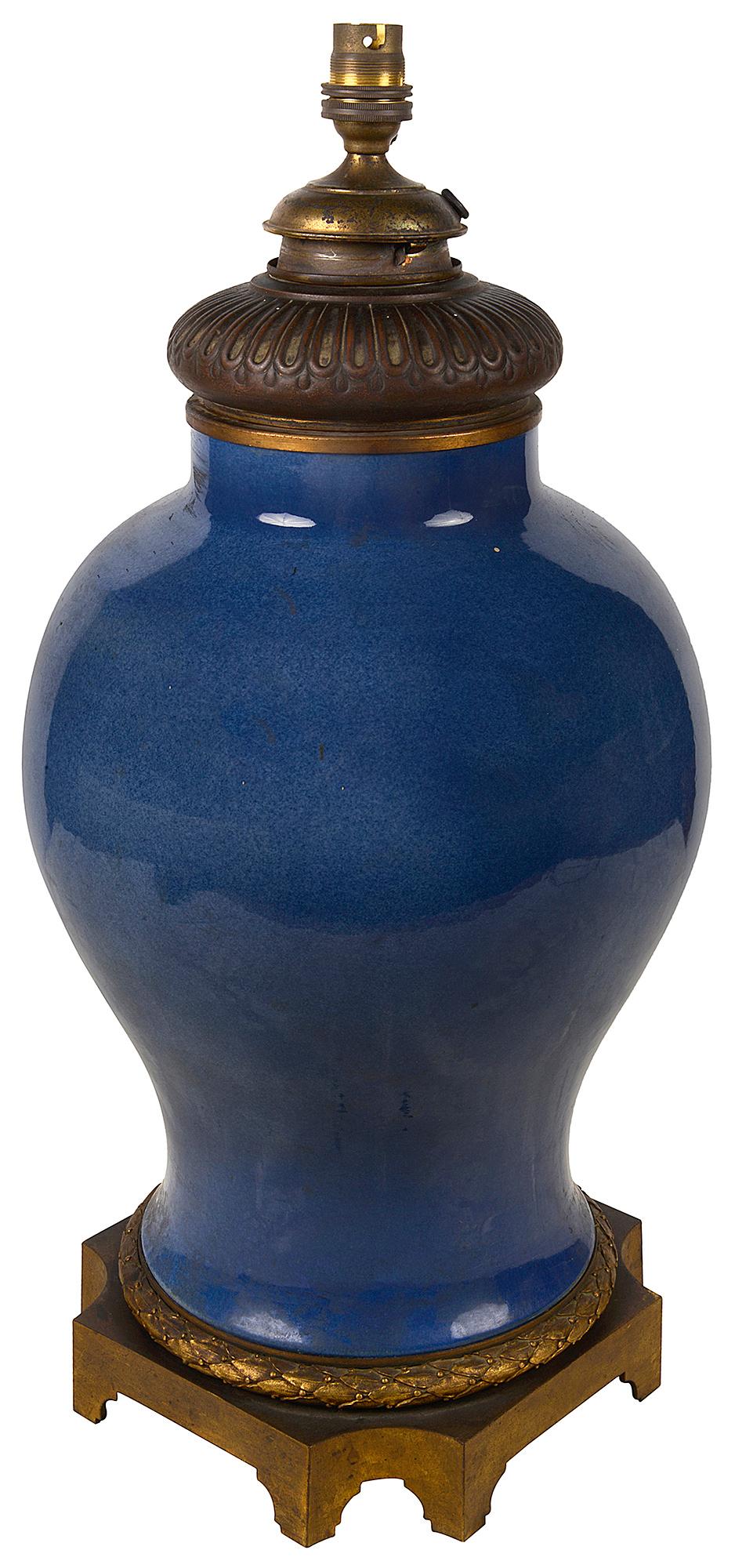 Doré Vase / lampe chinoise bleu poudre du XIXe siècle en vente