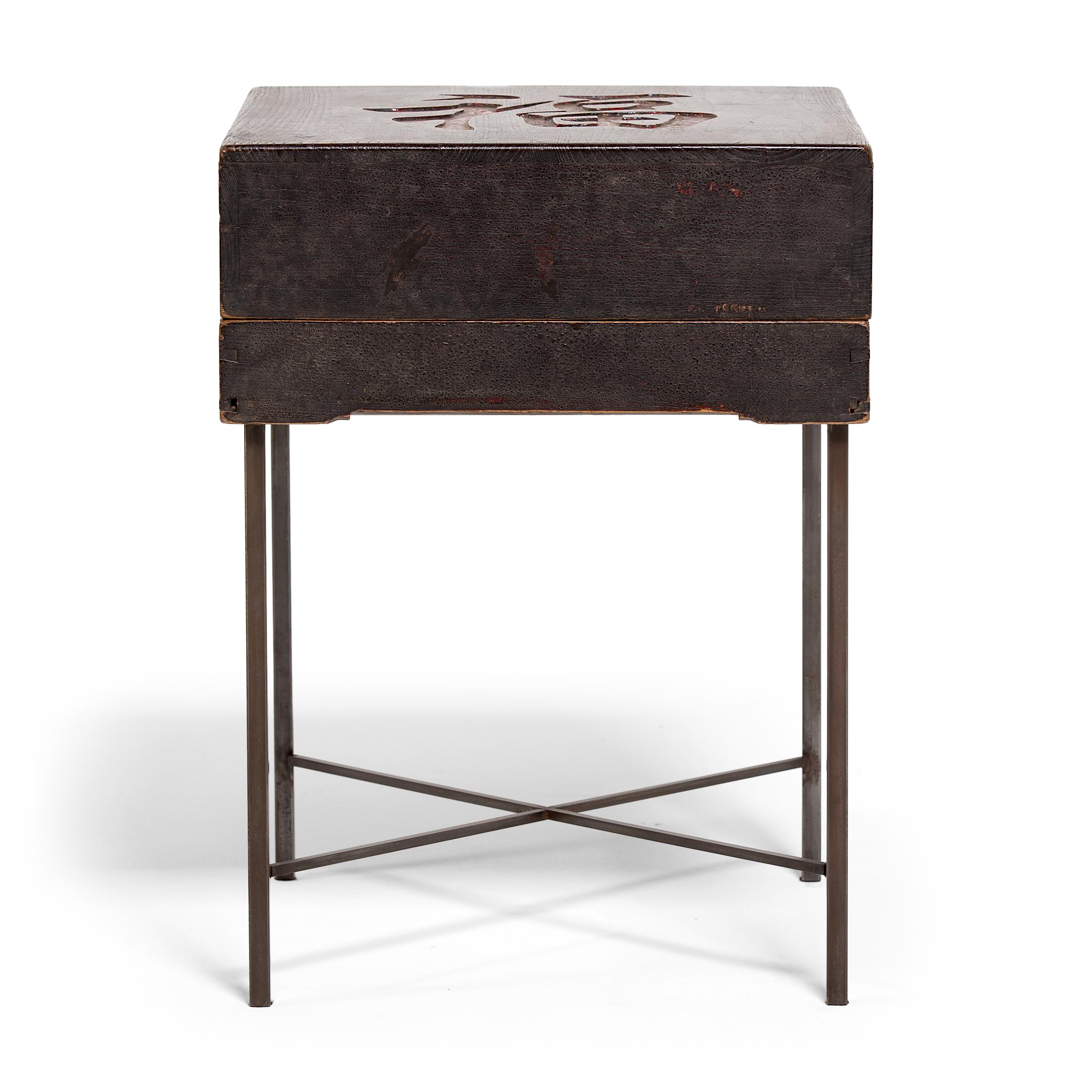 Ce coffret de présentation du XIXe siècle est rehaussé de pieds en acier contemporains pour en faire une table d'appoint ou une table de nuit inattendue. La boîte est fabriquée en bois de pin parfumé et recouverte d'une couche de laque brun foncé.