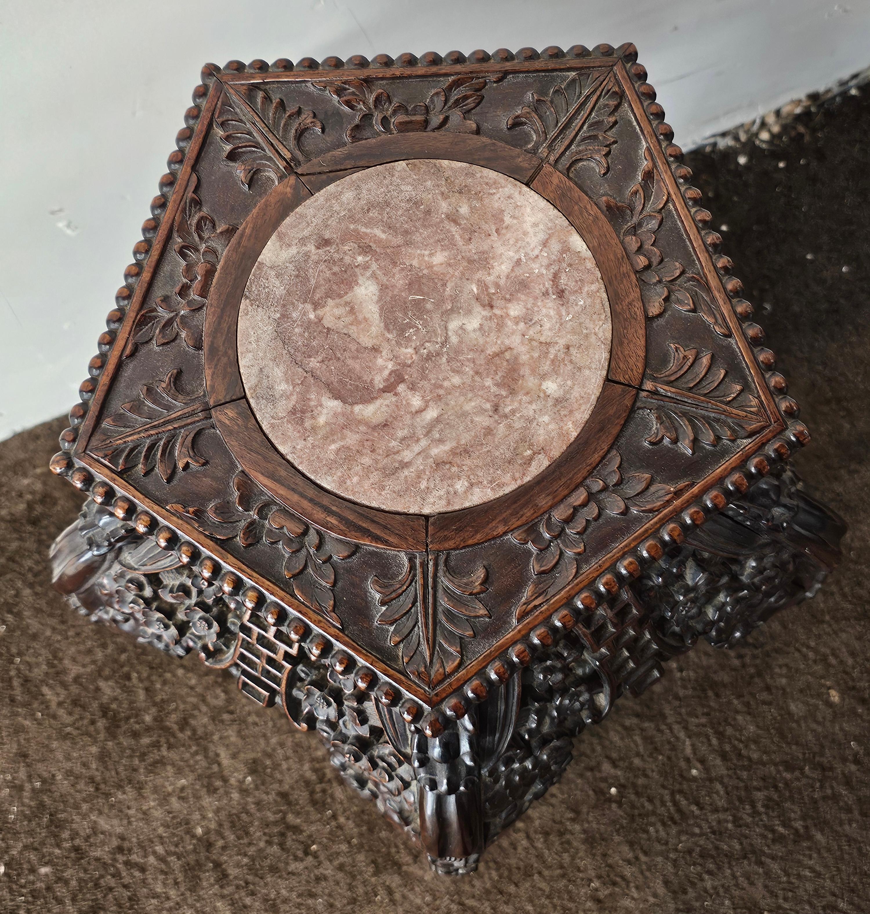 Stand en bois de rose sculpté et orné de marbre, 19e siècle, Chine Qing Bon état - En vente à Germantown, MD