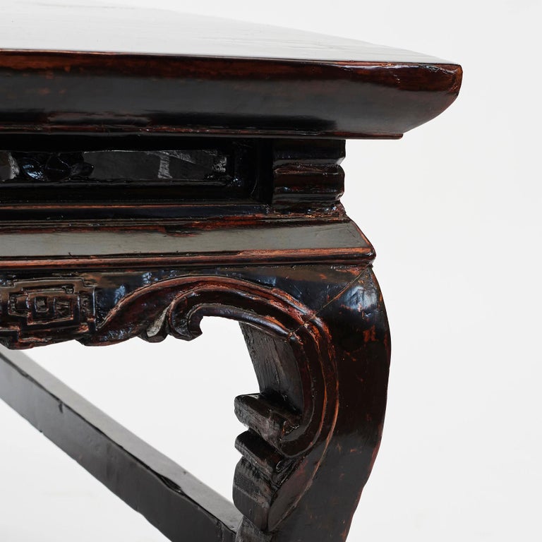 Elegant Chinese coffee table with original black and red lacquer.
Table top with beautiful natural age-related patina.
The apron and legs elaborately carved, black and red lacquer.
From Fujian Province, China, 1840-1850.
.