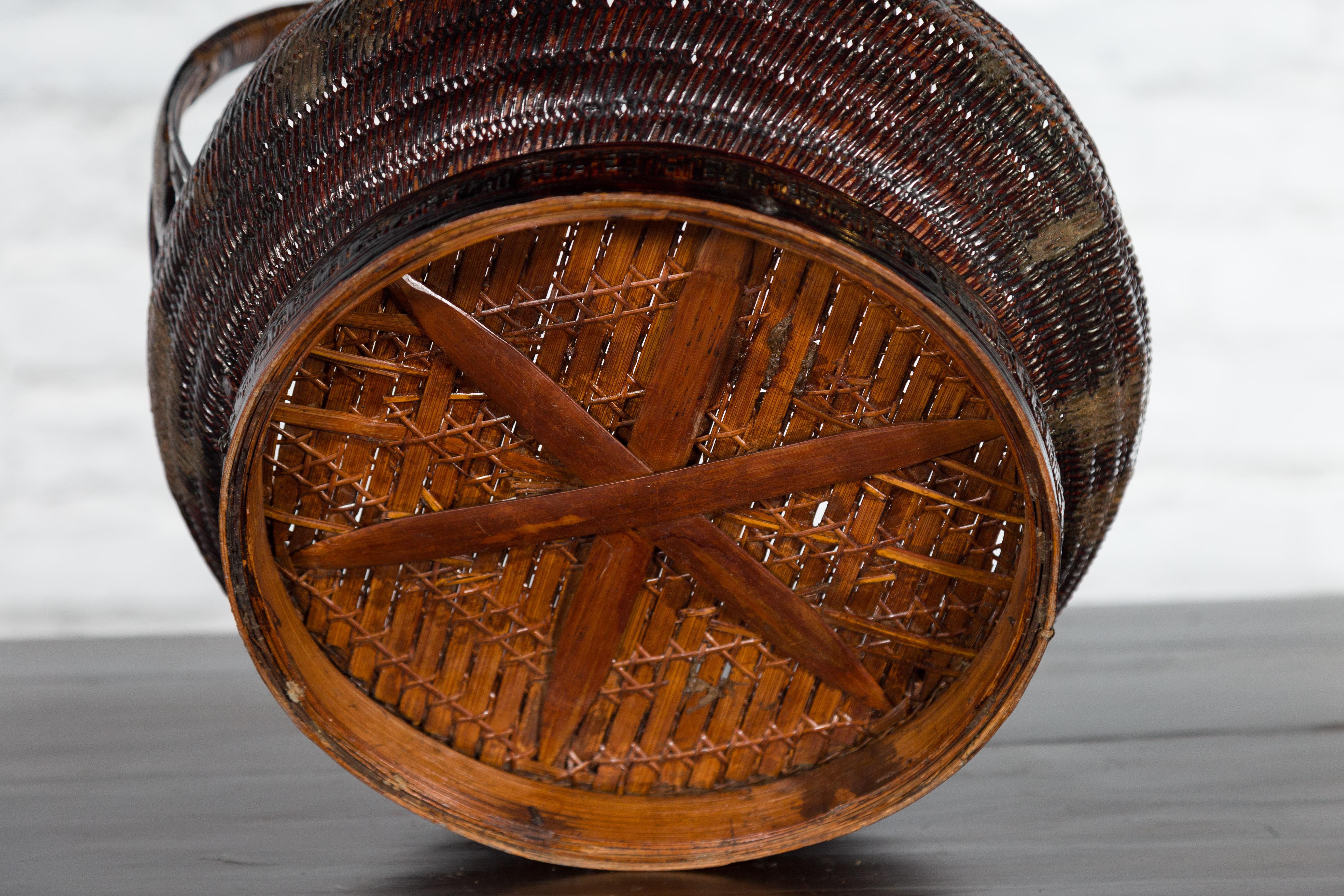 19th Century Chinese Qing Dynasty Handwoven Rattan and Bamboo Basket with Handle For Sale 6