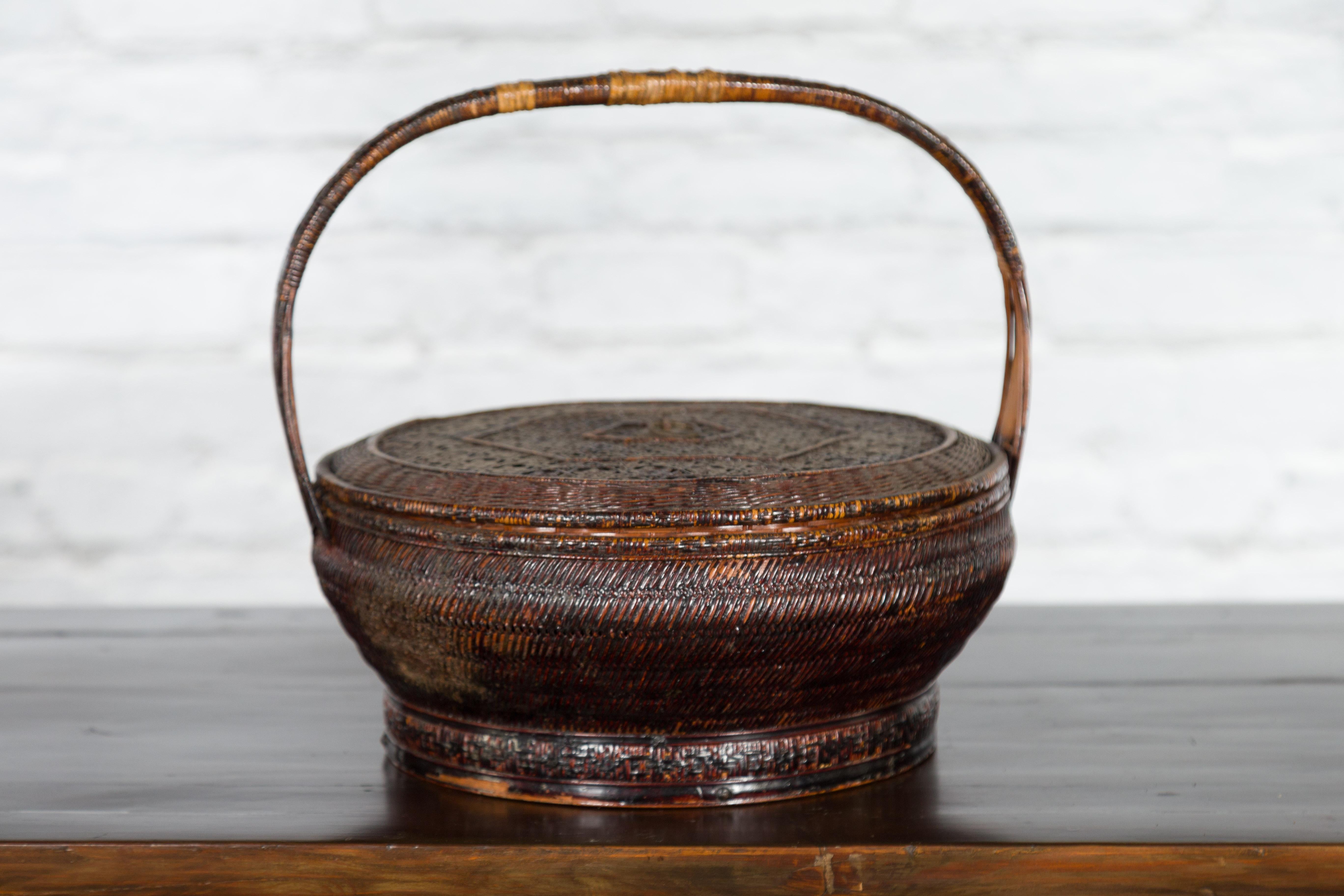 19th Century Chinese Qing Dynasty Handwoven Rattan and Bamboo Basket with Handle For Sale 8