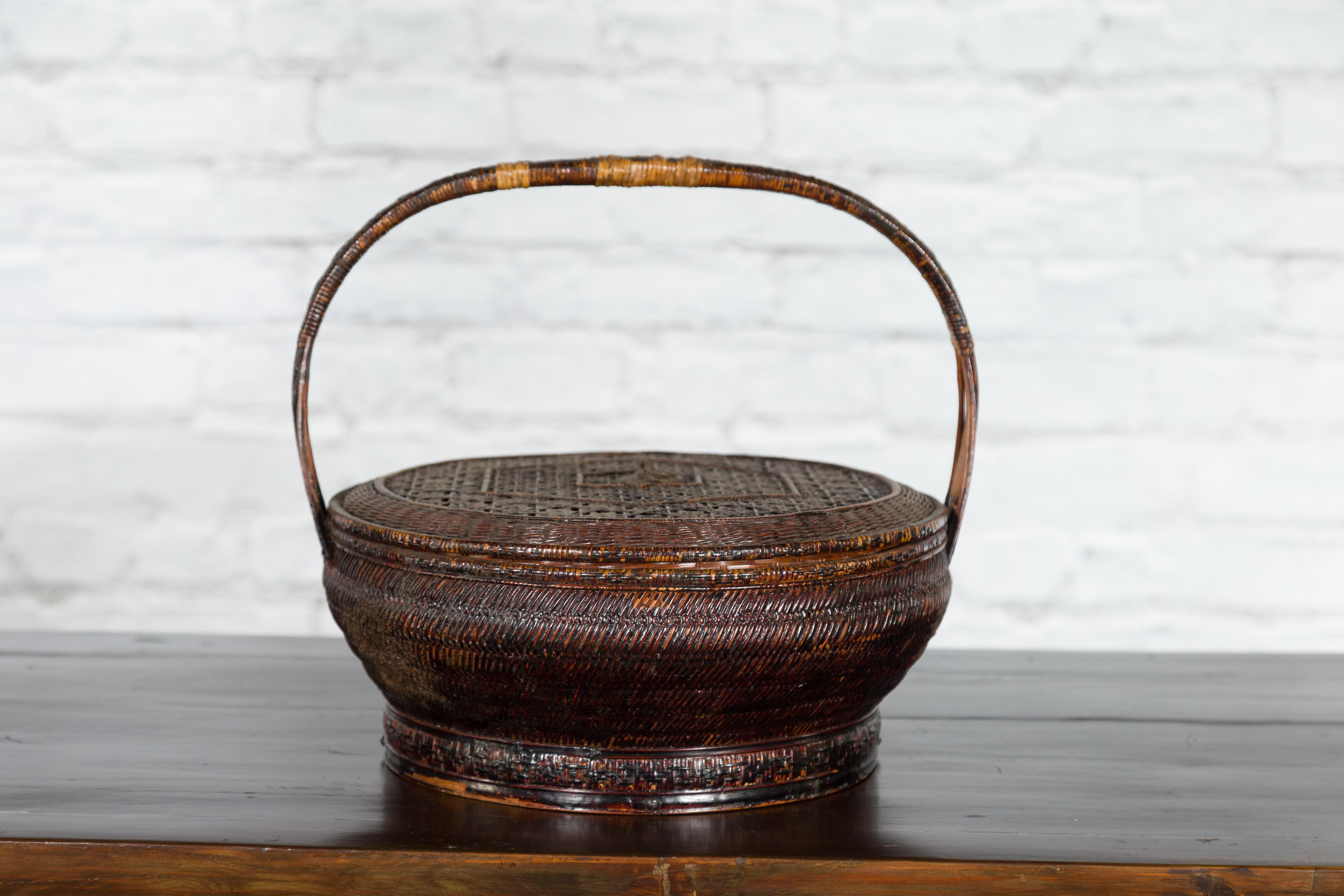 Handgewebter Korb aus Rattan und Bambus mit Griff aus der chinesischen Qing-Dynastie des 19. Jahrhunderts im Angebot 2