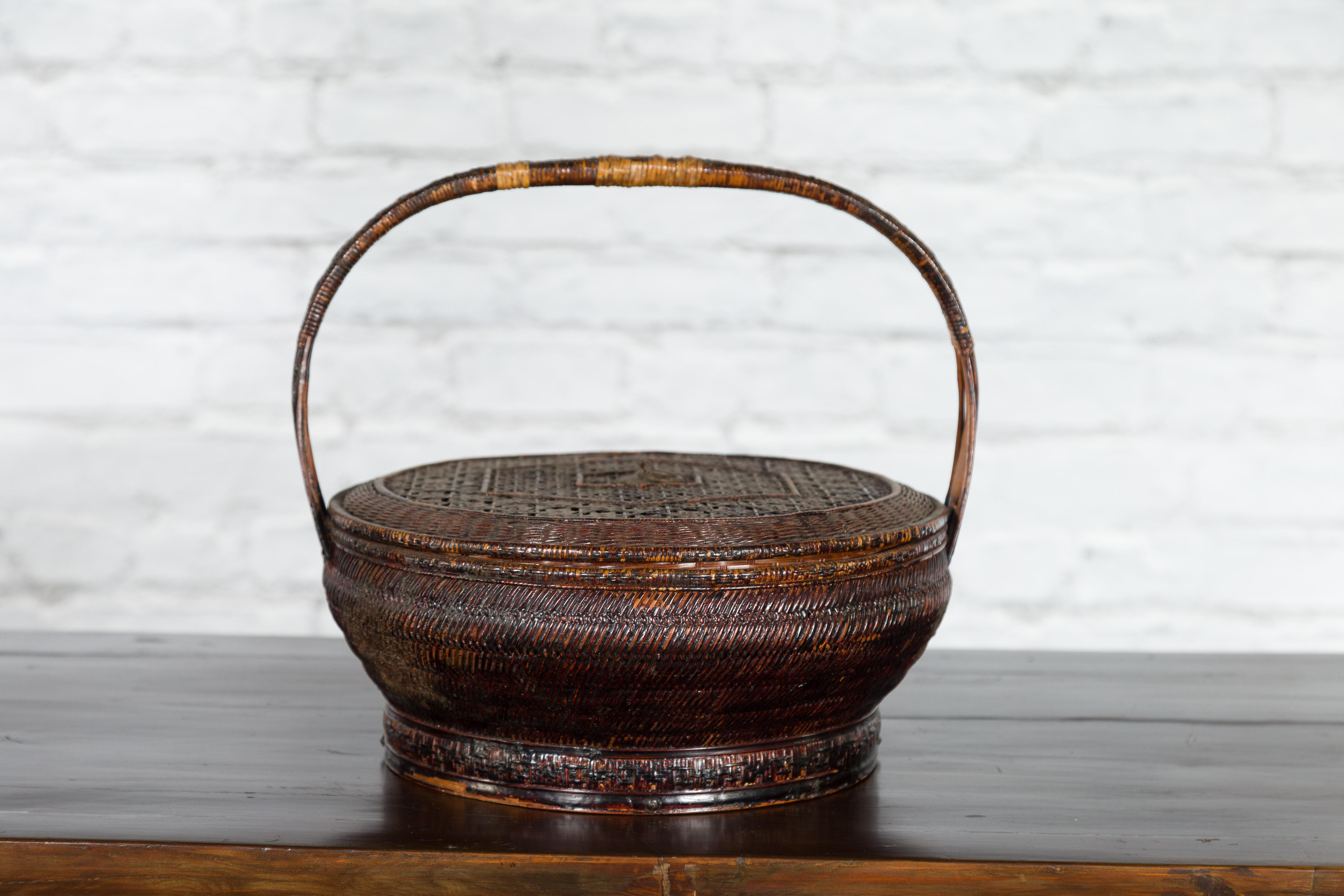 Bambù Cesto in rattan e bambù intrecciato a mano della dinastia Qing del XIX secolo con manico in vendita