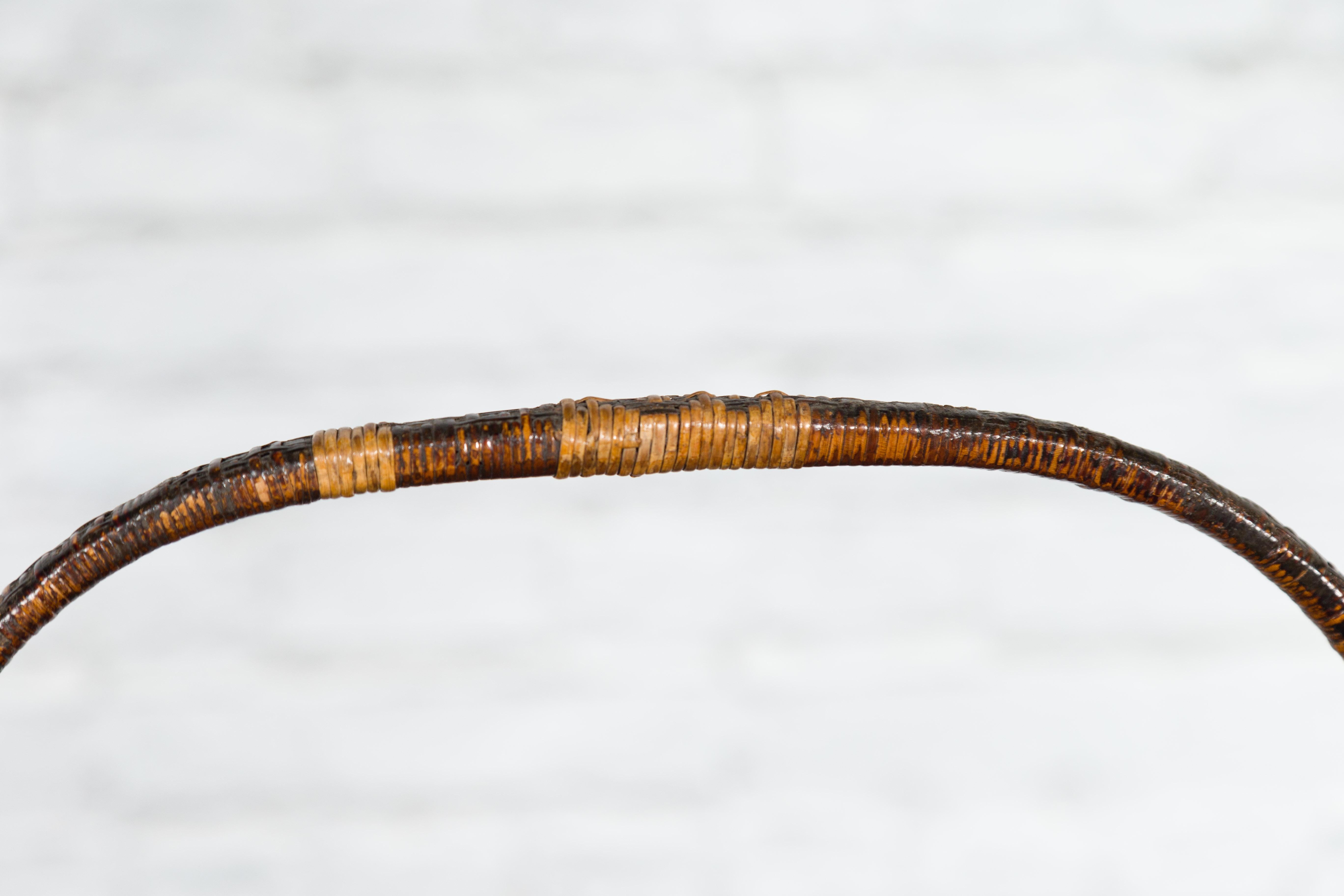 Handgewebter Korb aus Rattan und Bambus mit Griff aus der chinesischen Qing-Dynastie des 19. Jahrhunderts im Angebot 3