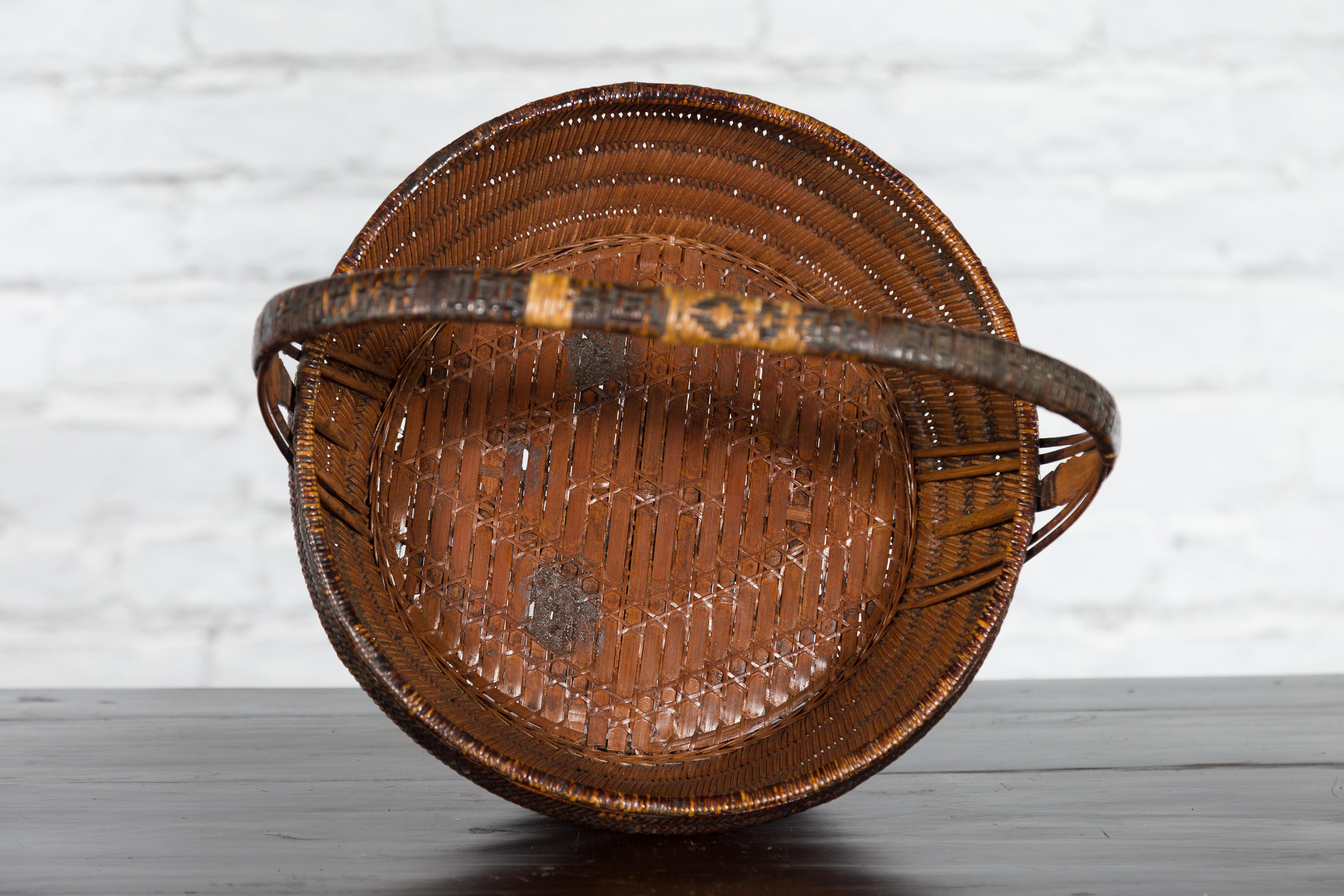 19th Century Chinese Qing Dynasty Handwoven Rattan and Bamboo Basket with Handle For Sale 5