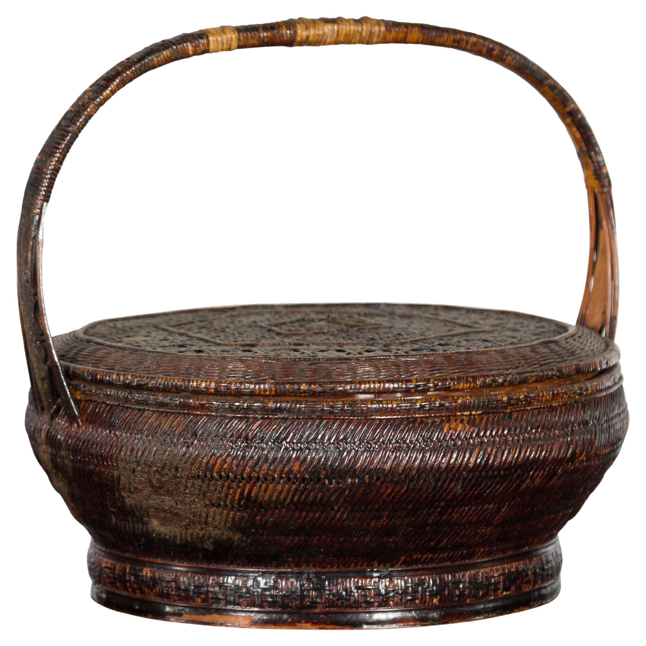 Handgewebter Korb aus Rattan und Bambus mit Griff aus der chinesischen Qing-Dynastie des 19. Jahrhunderts