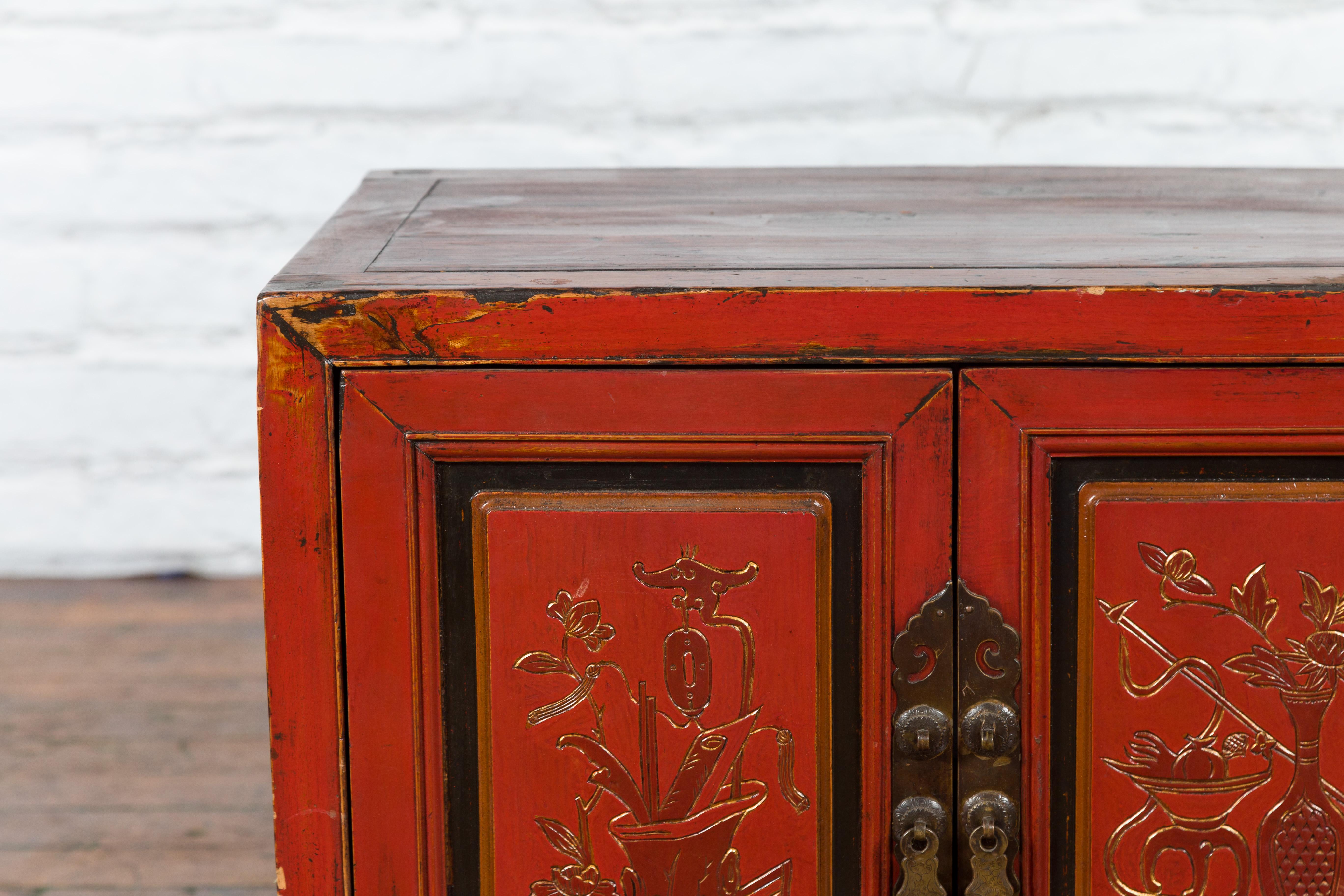 Bois Cabinet en laque rouge de la dynastie chinoise Qing du XIXe siècle avec portes sculptées à la main en vente