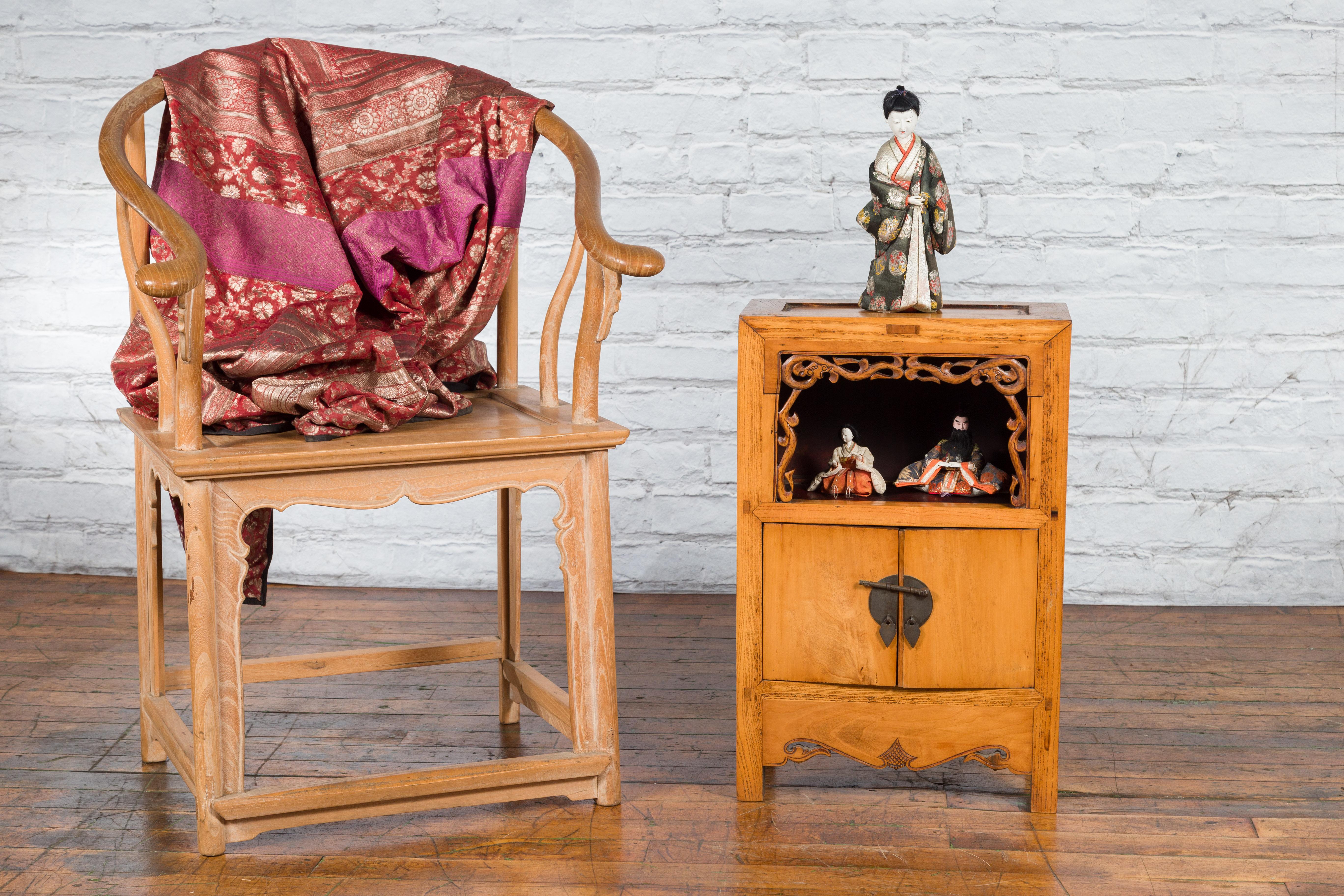 Chinois Petit meuble de rangement chinois de la dynastie Qing du 19e siècle avec étagère et tablier sculptés en vente