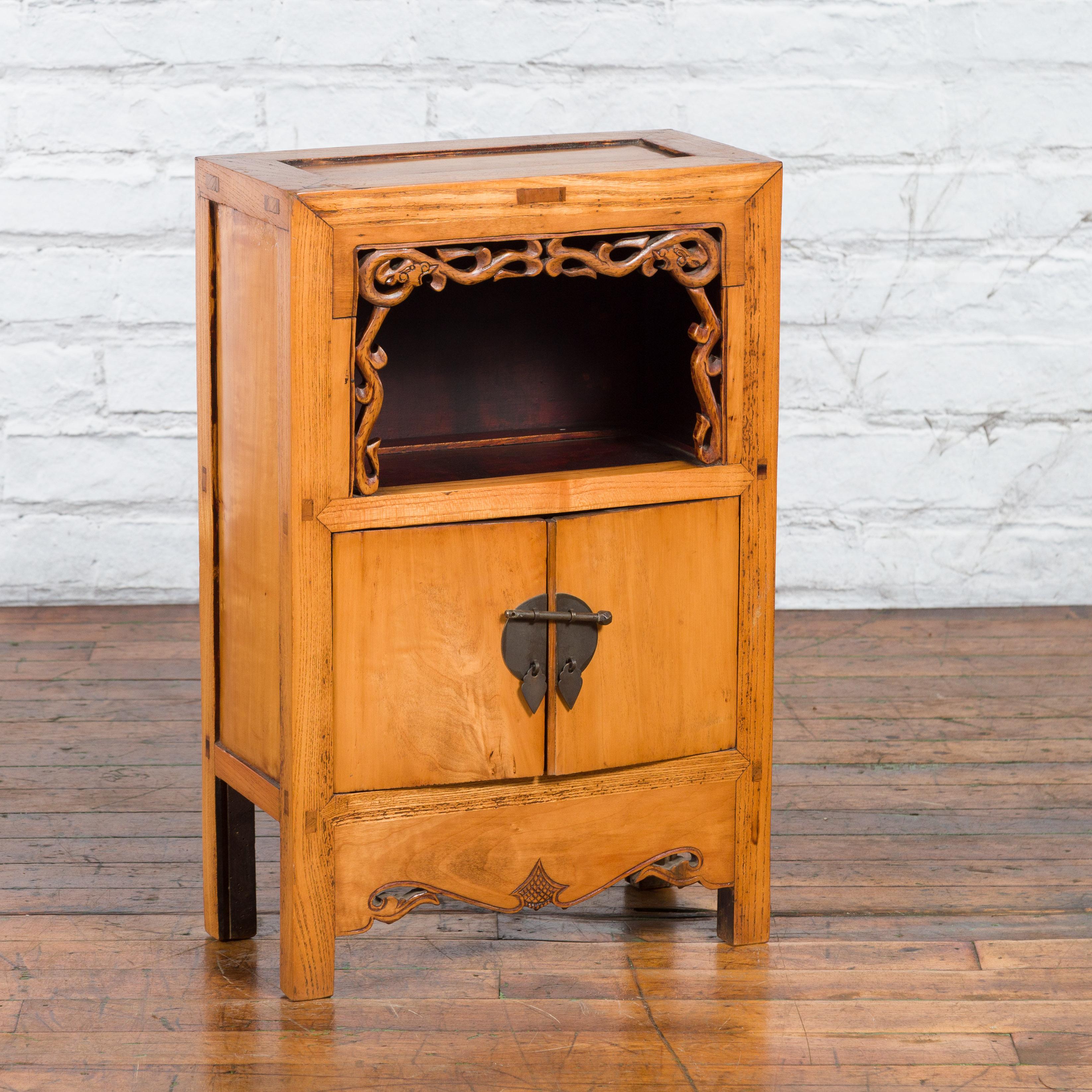 Sculpté Petite armoire de la dynastie Qing du 19e siècle avec étagère et tablier sculptés en vente