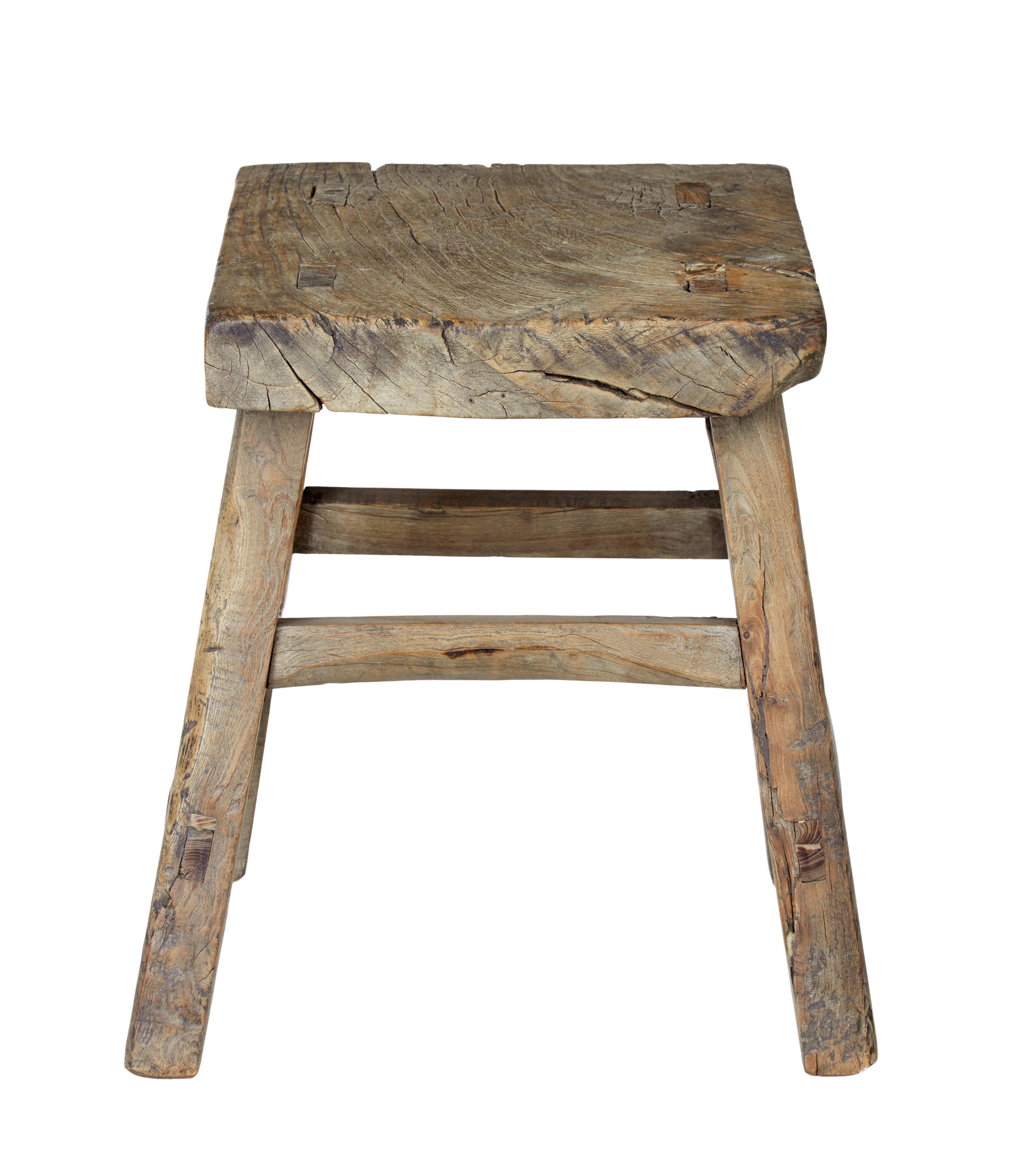 Tabouret rustique traditionnel chinois en orme vers 1890.

Fabriqué à l'aide de tenons et mortaises naïfs, ce tabouret a beaucoup de caractère.  Fentes d'âge et marques de surface attendues, structurellement saine.

Idéal comme tabouret ou comme