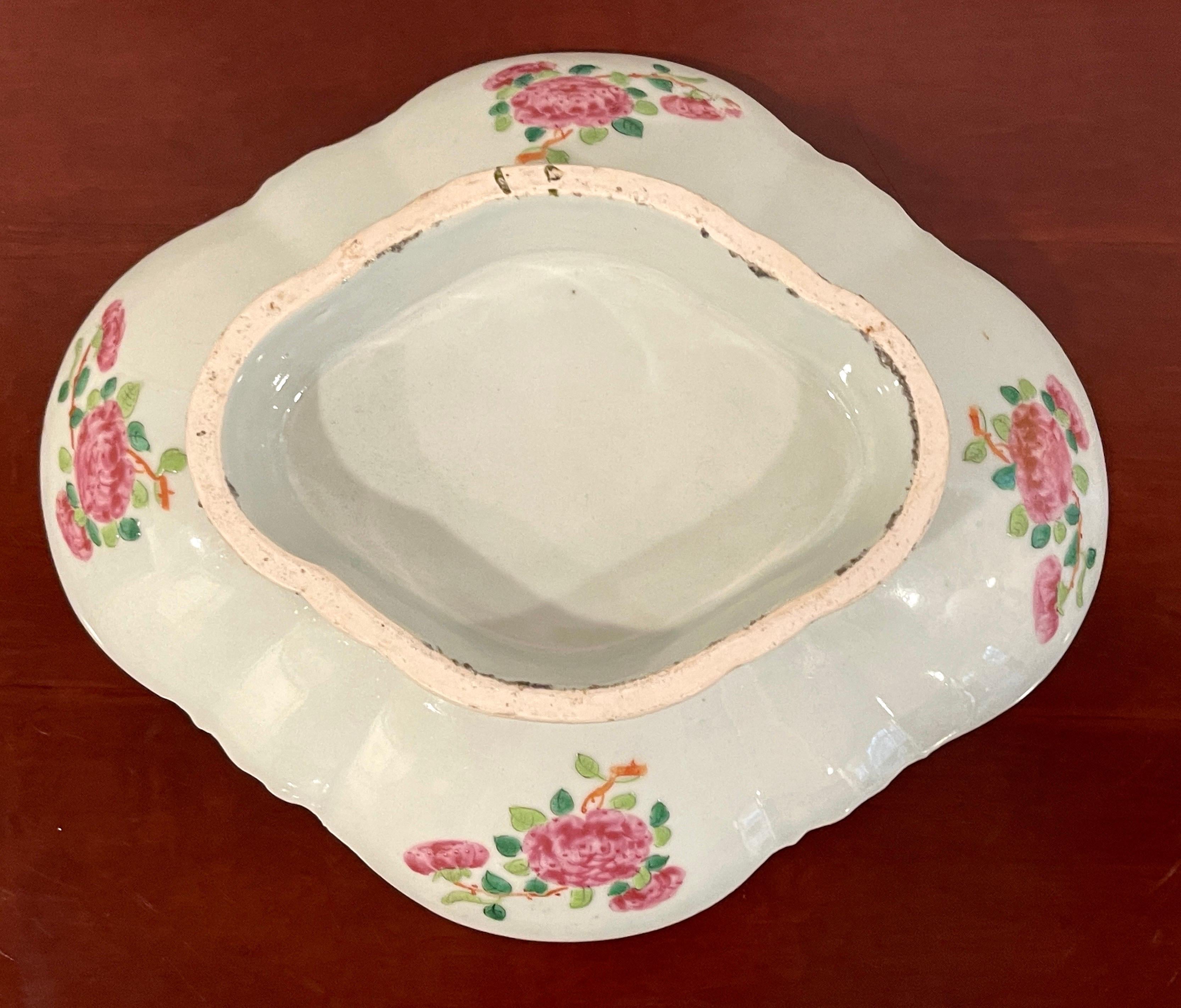 Porcelaine Bol à fruits chinois du 19ème siècle à pied mandarin en forme de quadrilobe en rose, vers 1850 en vente