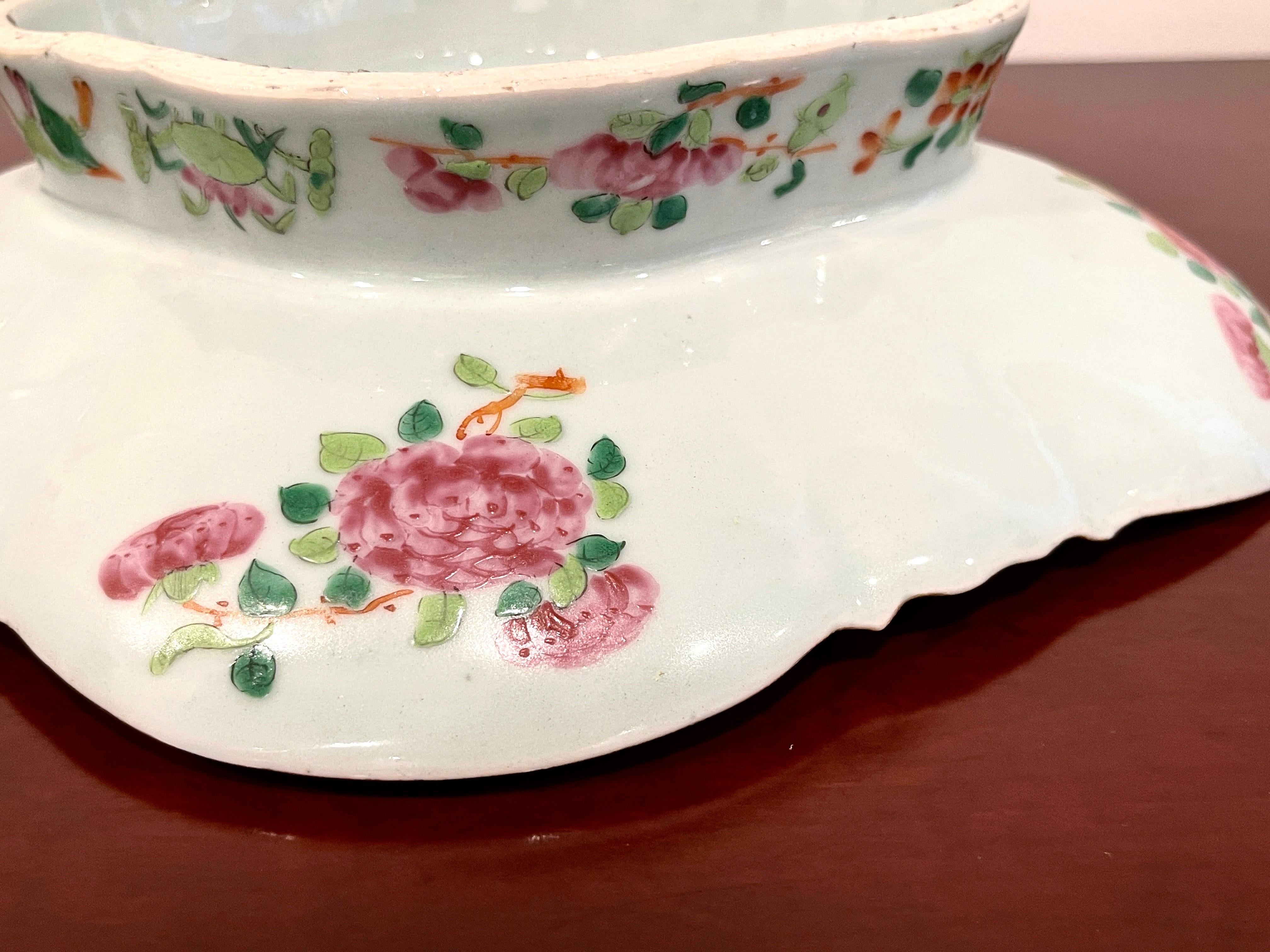 19th Century Chinese Quatrefoil Rose Mandarin Footed Fruit Bowl*, Circa 1850 For Sale 5