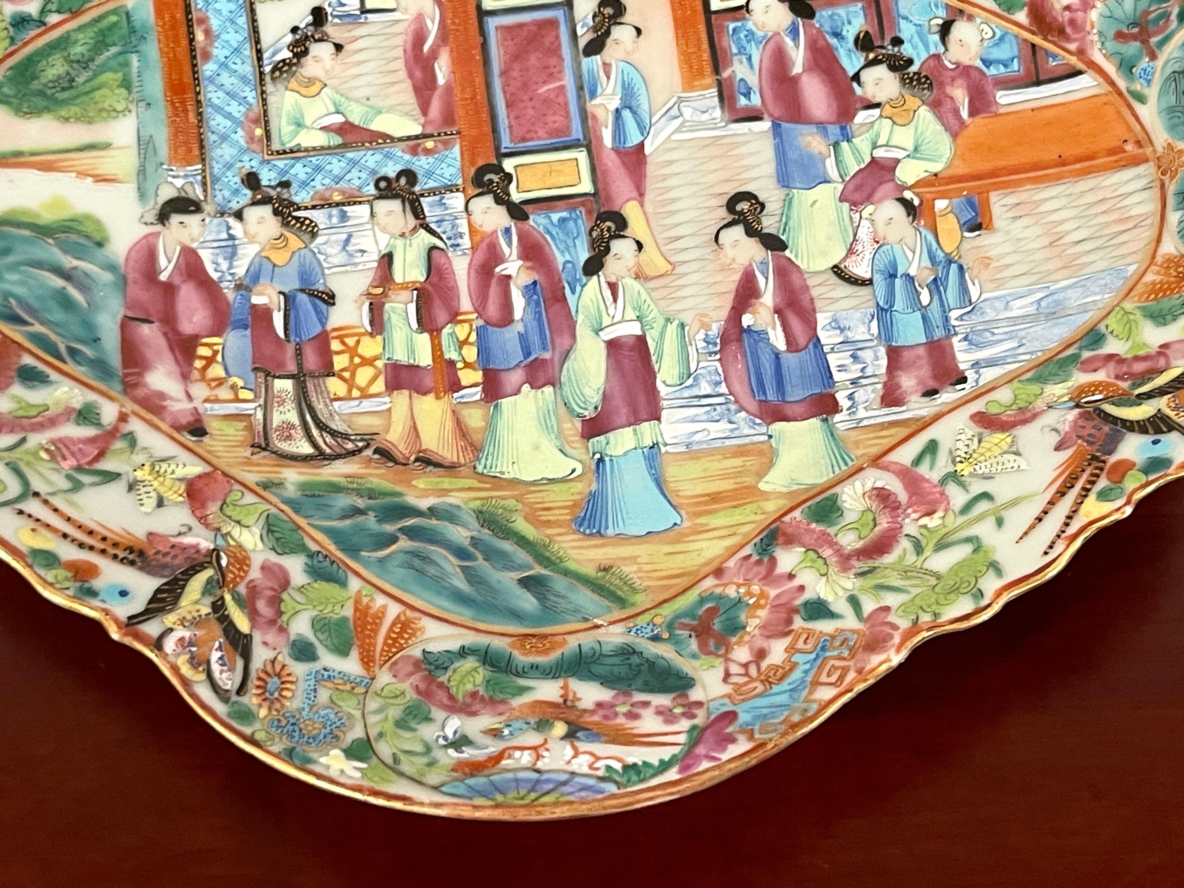 Chinesische Quatrefoil- Obstschale mit Mandarinfuß aus dem 19. Jahrhundert, um 1850 (Emailliert) im Angebot