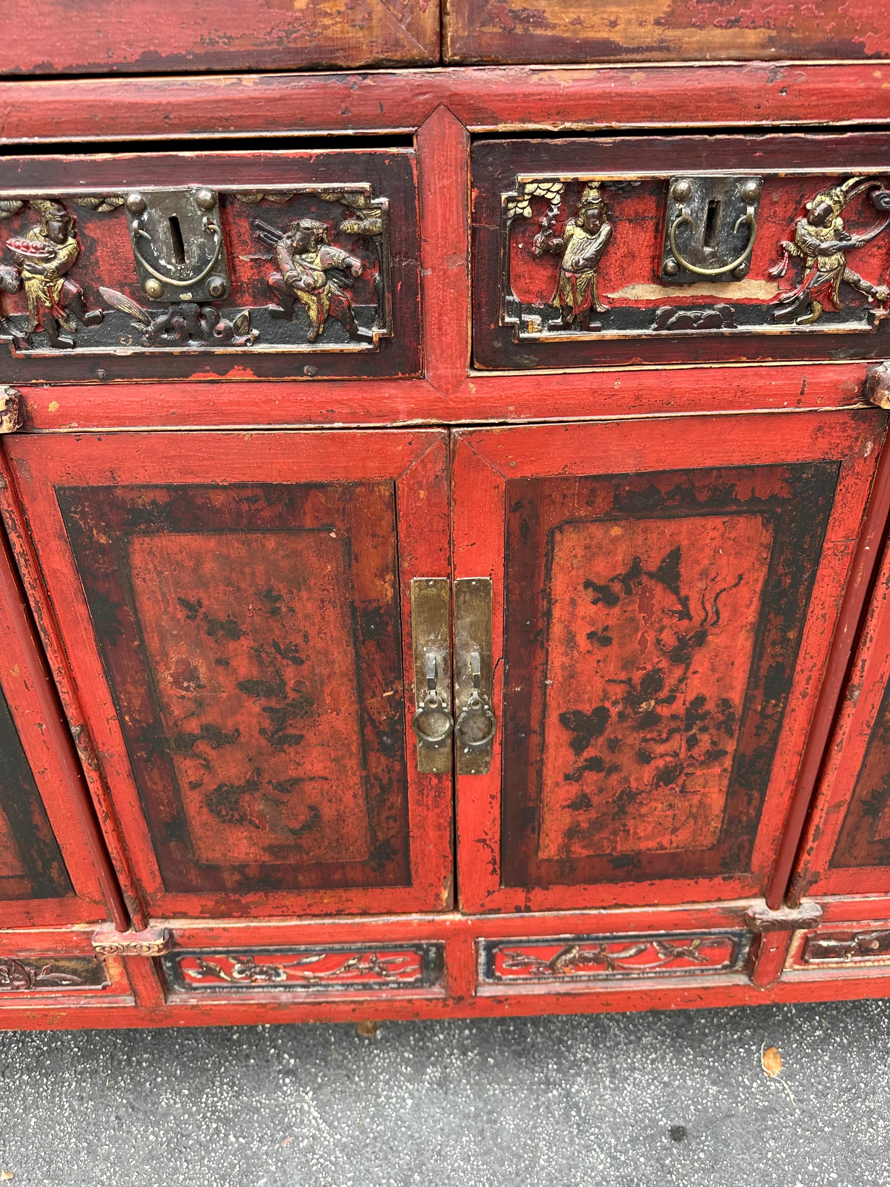 Armadio-dispensa rosso dipinto a mano del XIX secolo in Cina in vendita 4