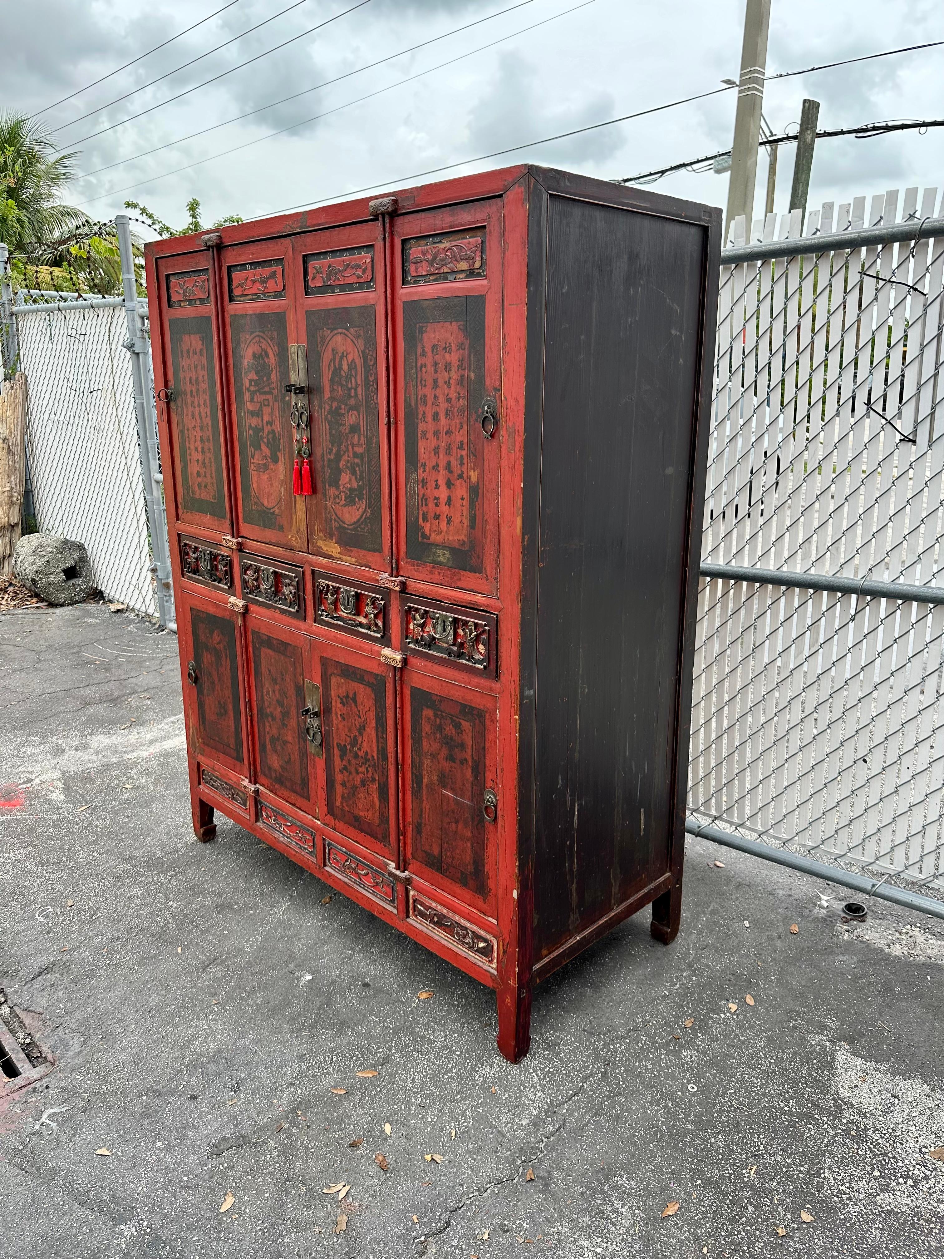 Asiatico Armadio-dispensa rosso dipinto a mano del XIX secolo in Cina in vendita