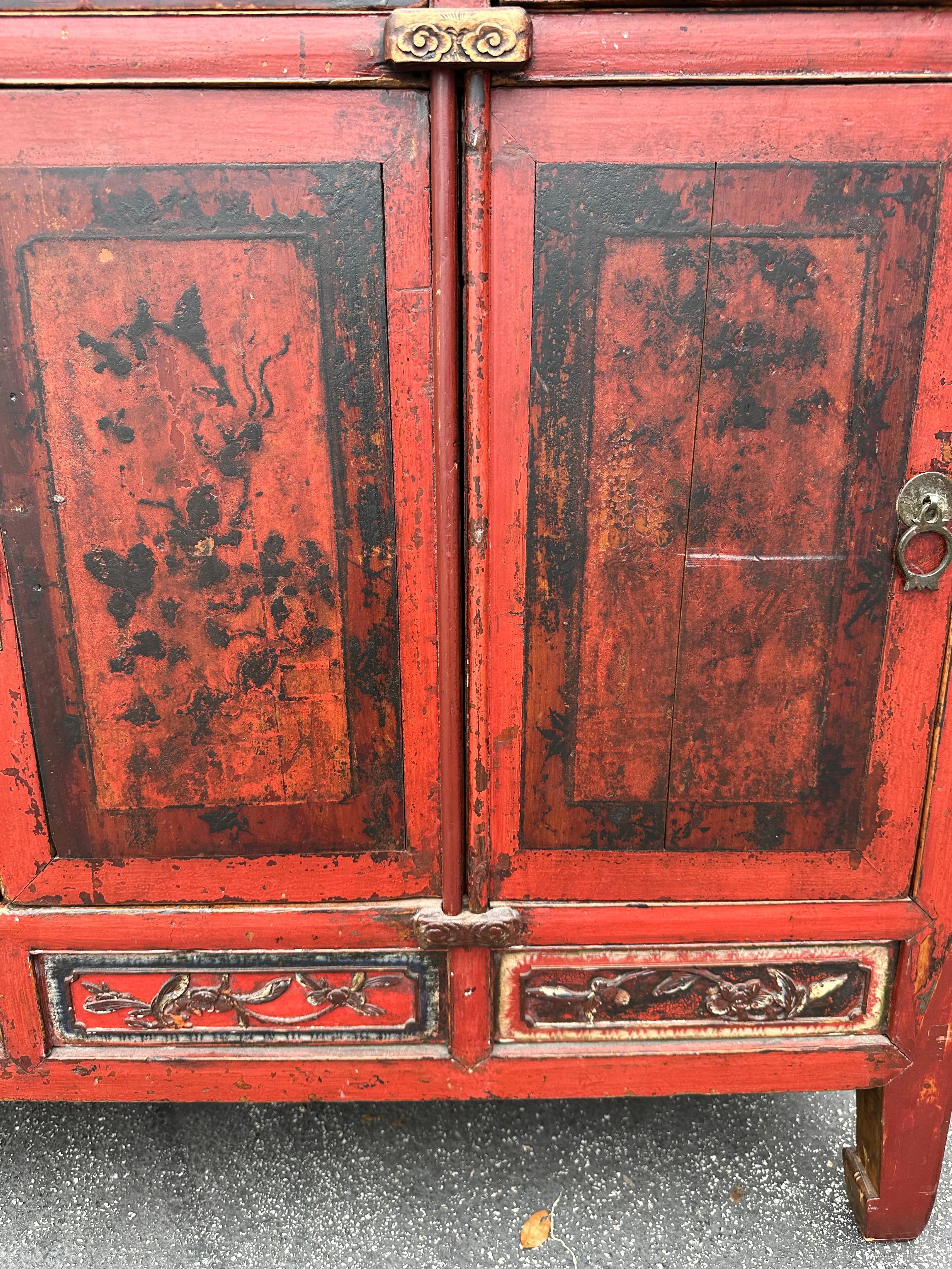 Armadio-dispensa rosso dipinto a mano del XIX secolo in Cina in vendita 3