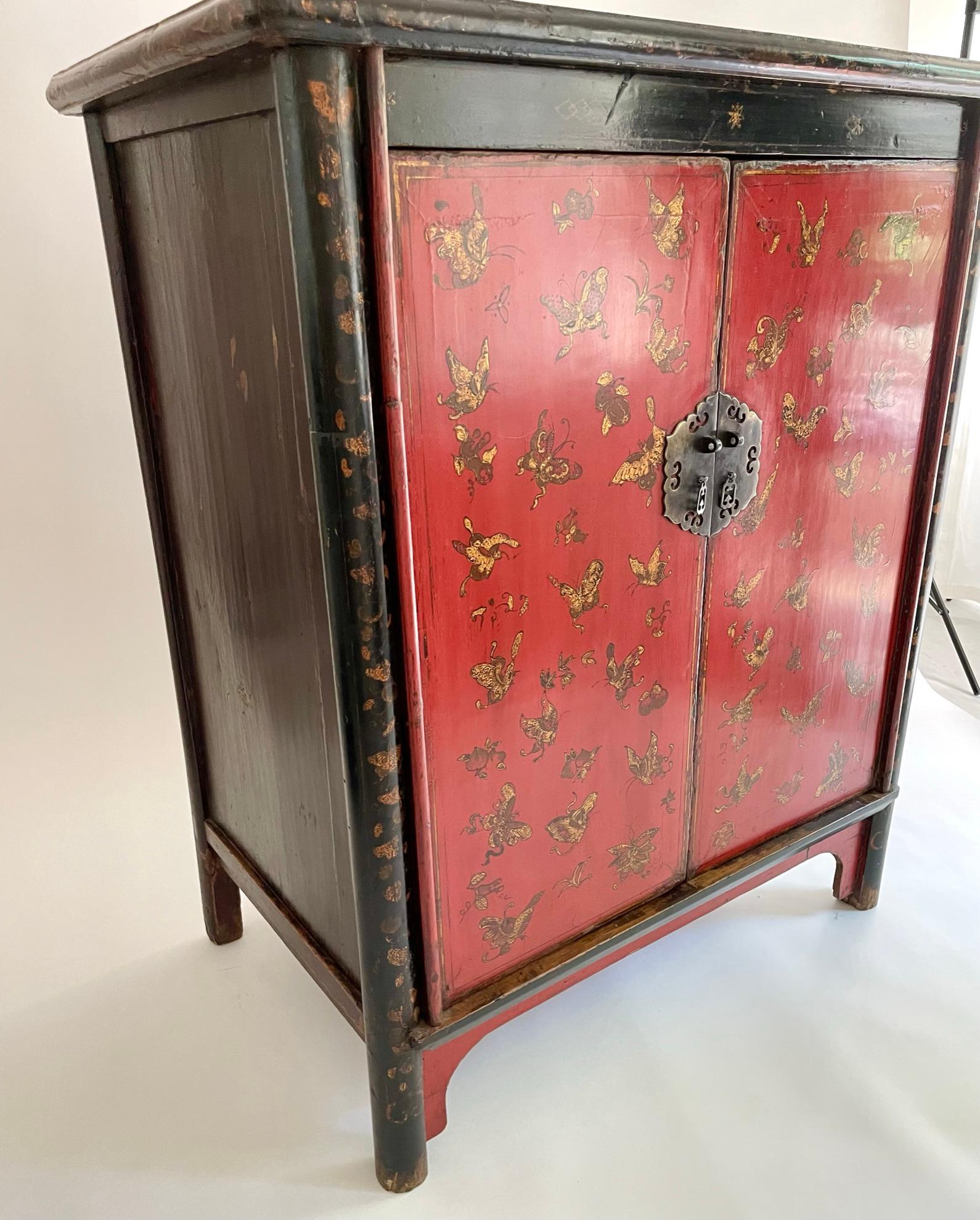 19th Century Chinese Red Lacquer Cabinet with Gilded Butterflies For Sale 5