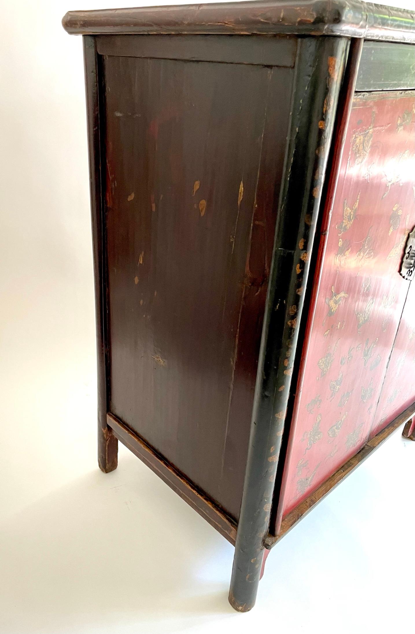 19th Century Chinese Red Lacquer Cabinet with Gilded Butterflies For Sale 6
