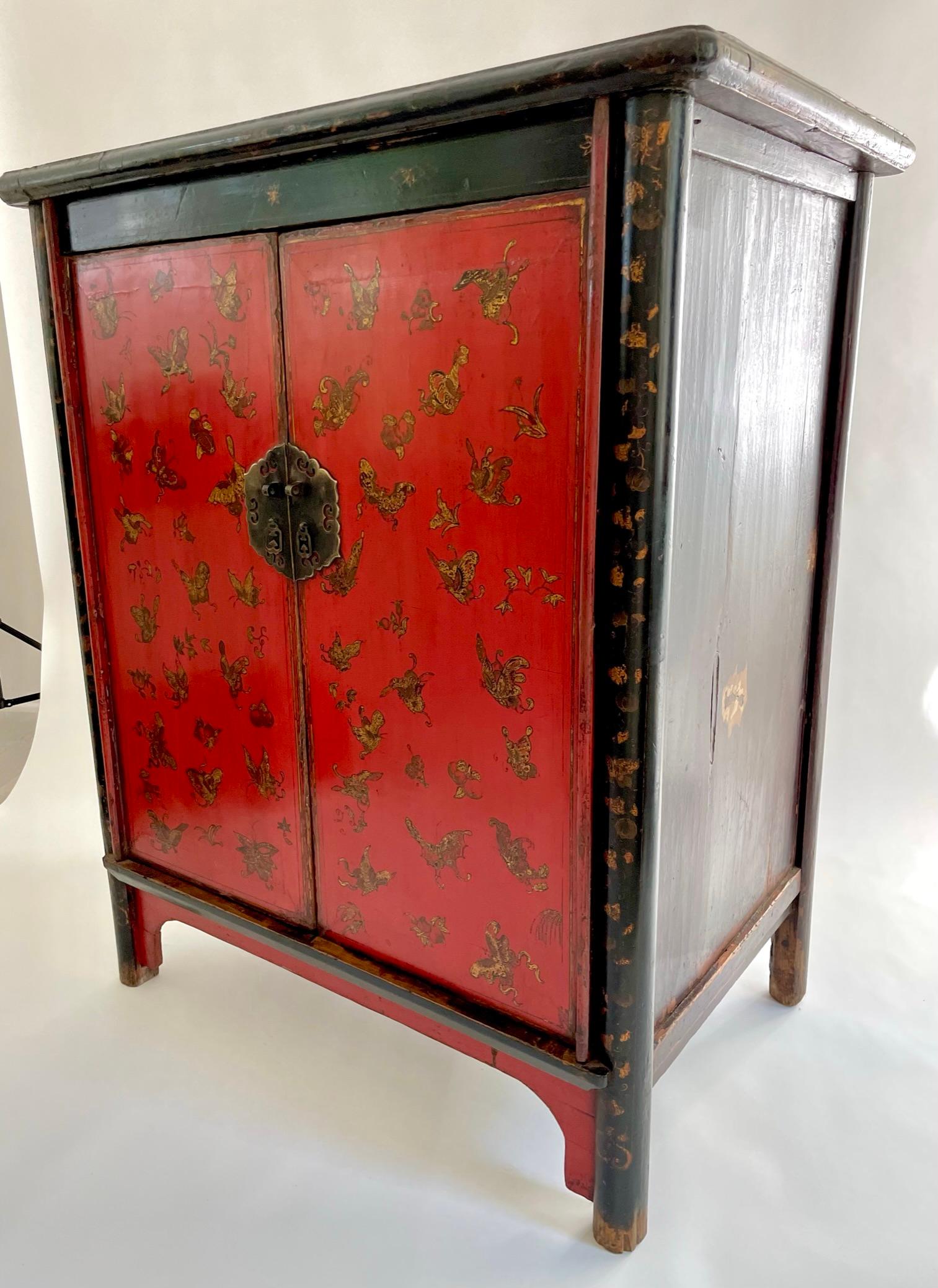 19th Century Chinese Red Lacquer Cabinet with Gilded Butterflies For Sale 7